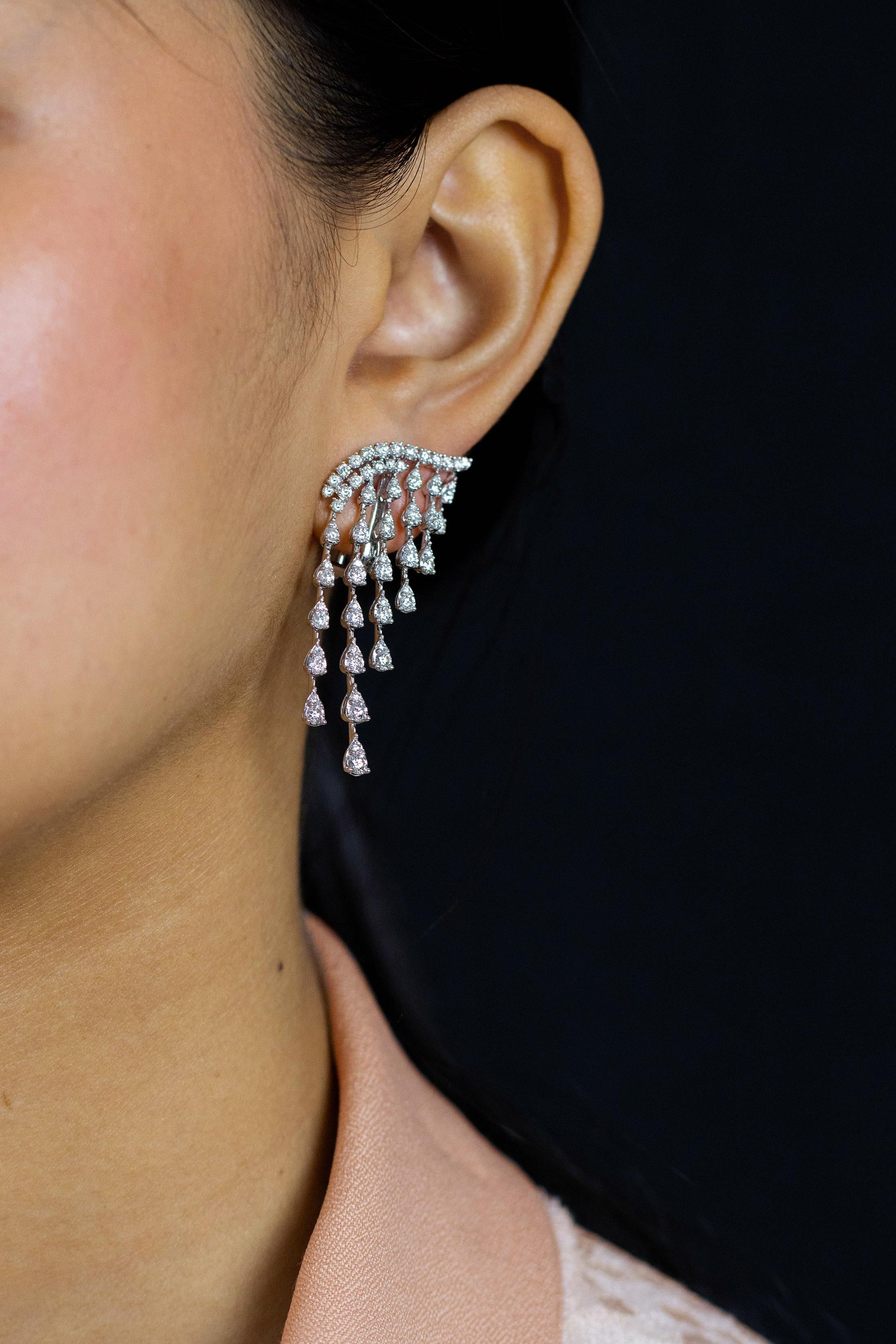 Roman Malakov, boucles d'oreilles chandelier Crawlers avec diamants ronds de 3,41 carats au total Neuf - En vente à New York, NY