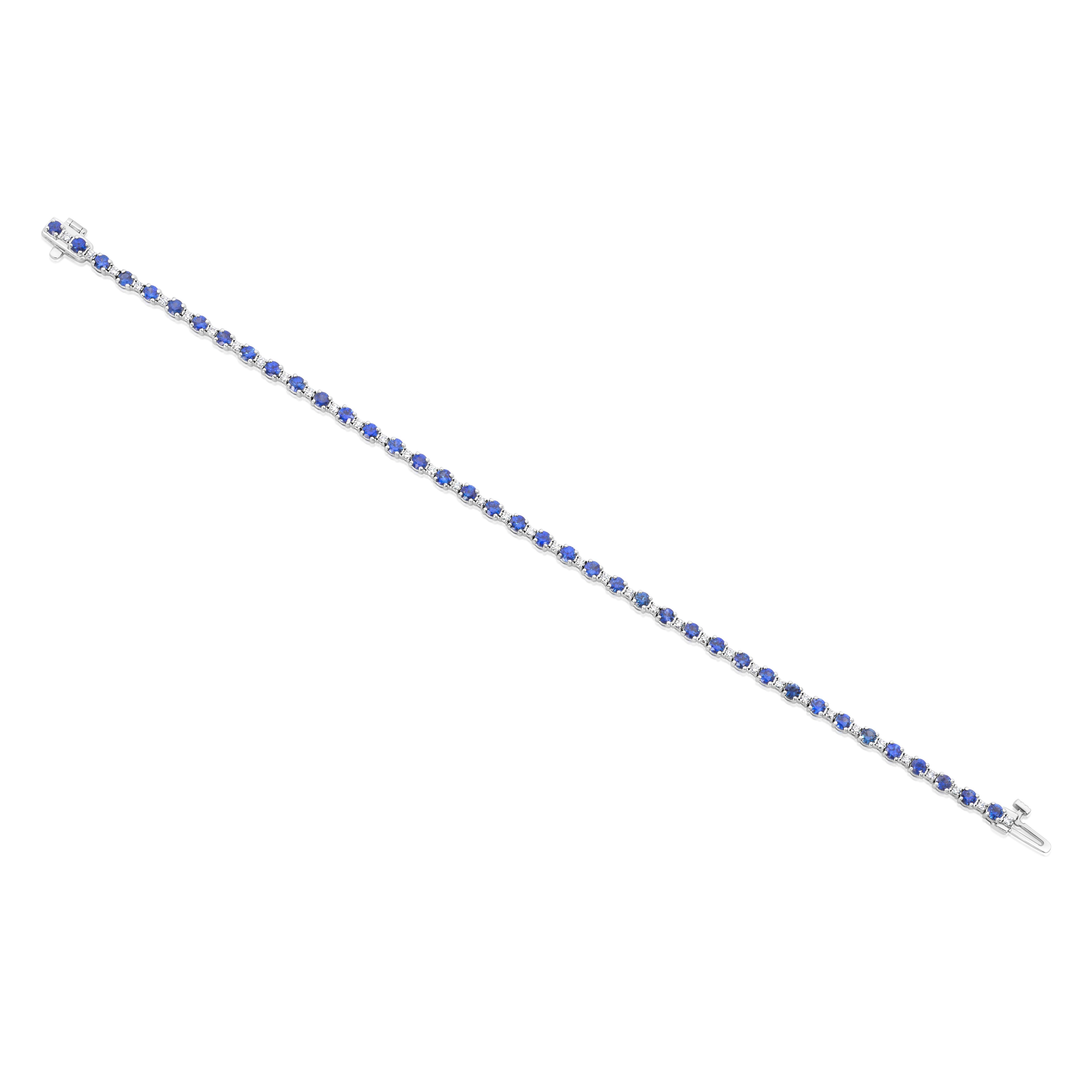 Ein wunderschönes Tennisarmband mit 39 rund geschliffenen Saphiren mit einem Gesamtgewicht von 3,06 Karat, die jeweils in einer vierzackigen Fassung gefasst sind. Akzentuiert durch weiße Diamanten mit einem Gesamtgewicht von 0,37 Karat, die