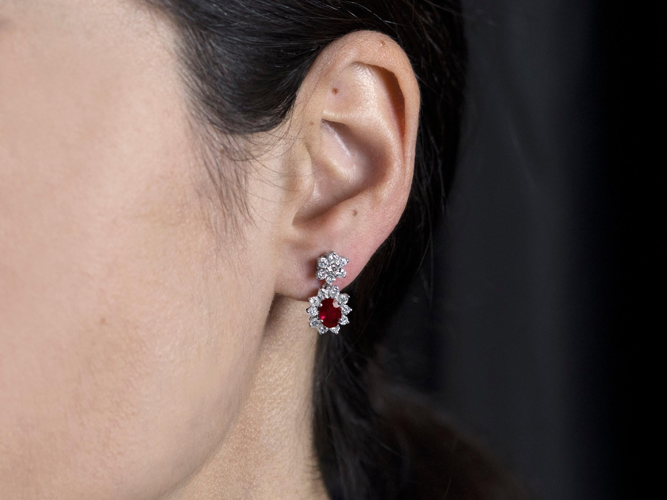 Taille ronde Pendants d'oreilles Roman Malakov avec rubis de taille ovale et diamants ronds de 3,44 carats au total en vente