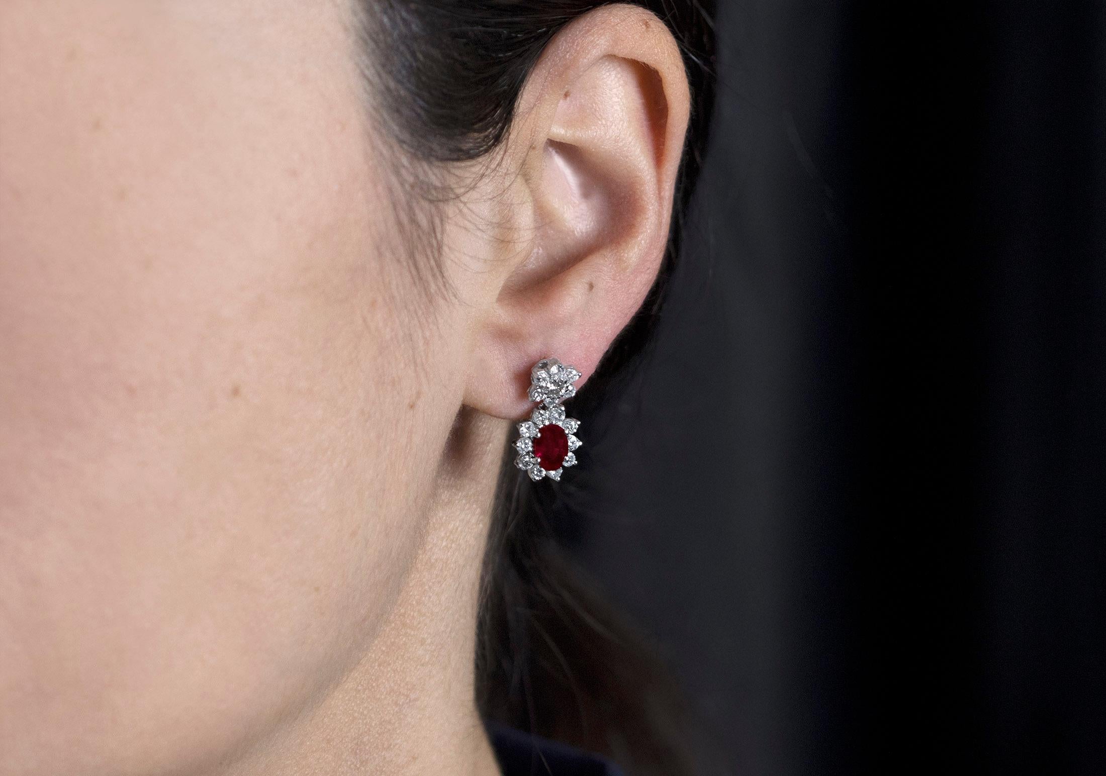 Pendants d'oreilles Roman Malakov avec rubis de taille ovale et diamants ronds de 3,44 carats au total Neuf - En vente à New York, NY
