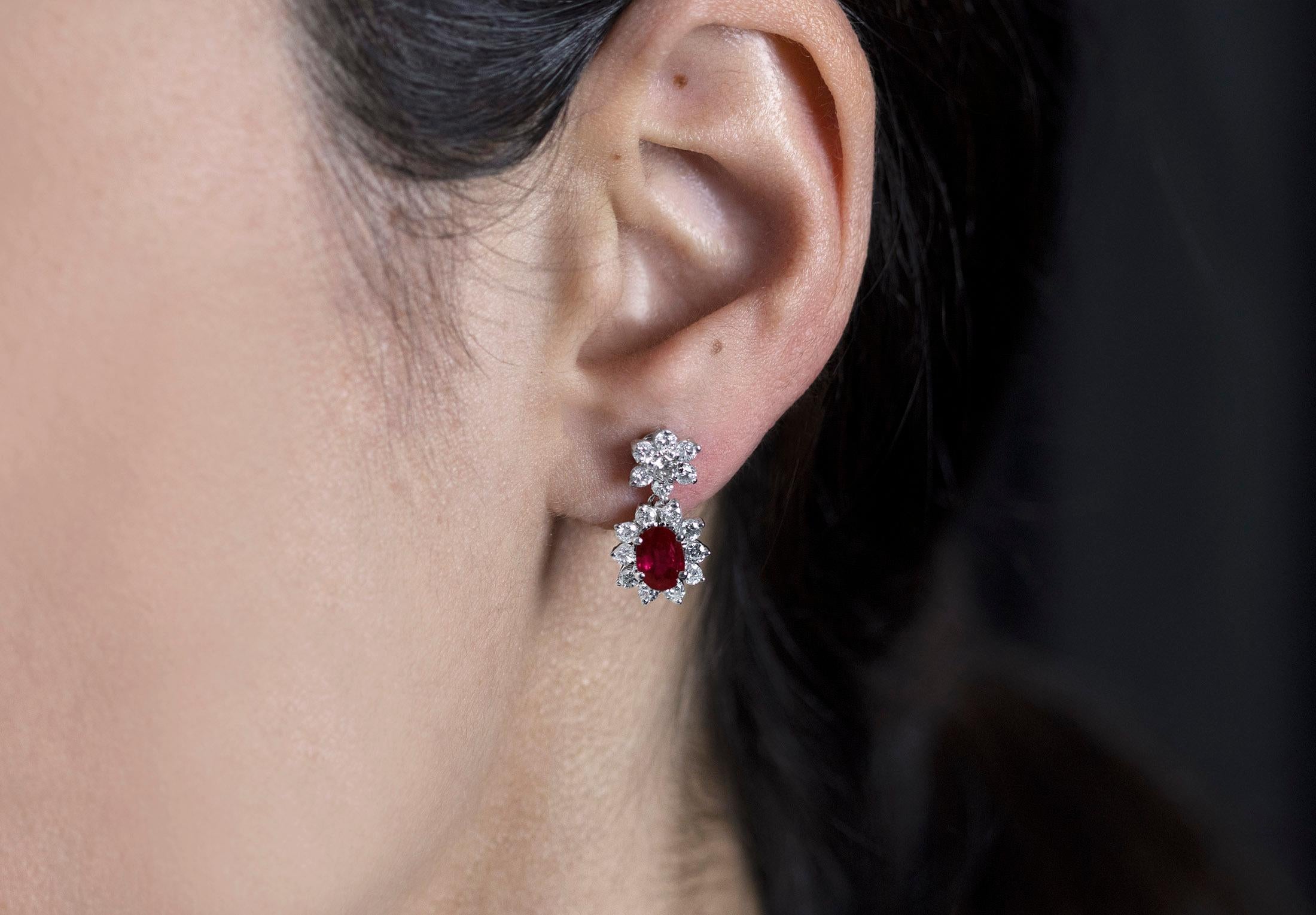 Pendants d'oreilles Roman Malakov avec rubis de taille ovale et diamants ronds de 3,44 carats au total Pour femmes en vente