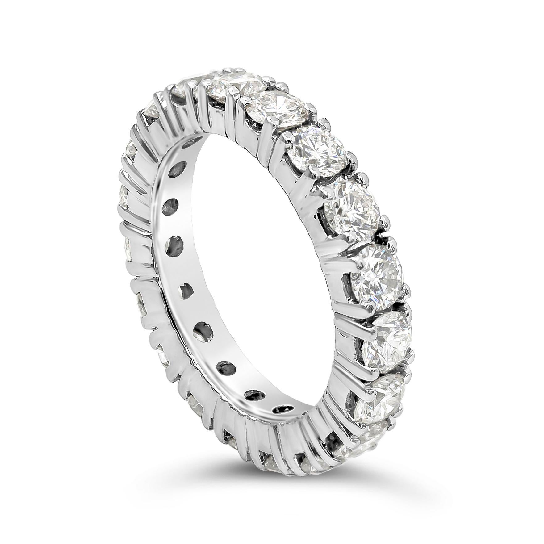 Con un diamante brillante redondo de 3,48 quilates en total, engastado en una montura tradicional estilo eternidad de oro blanco de 14 quilates. Los diamantes son aproximadamente de color G y claridad VS-SI. Talla 7.5 US redimensionable a