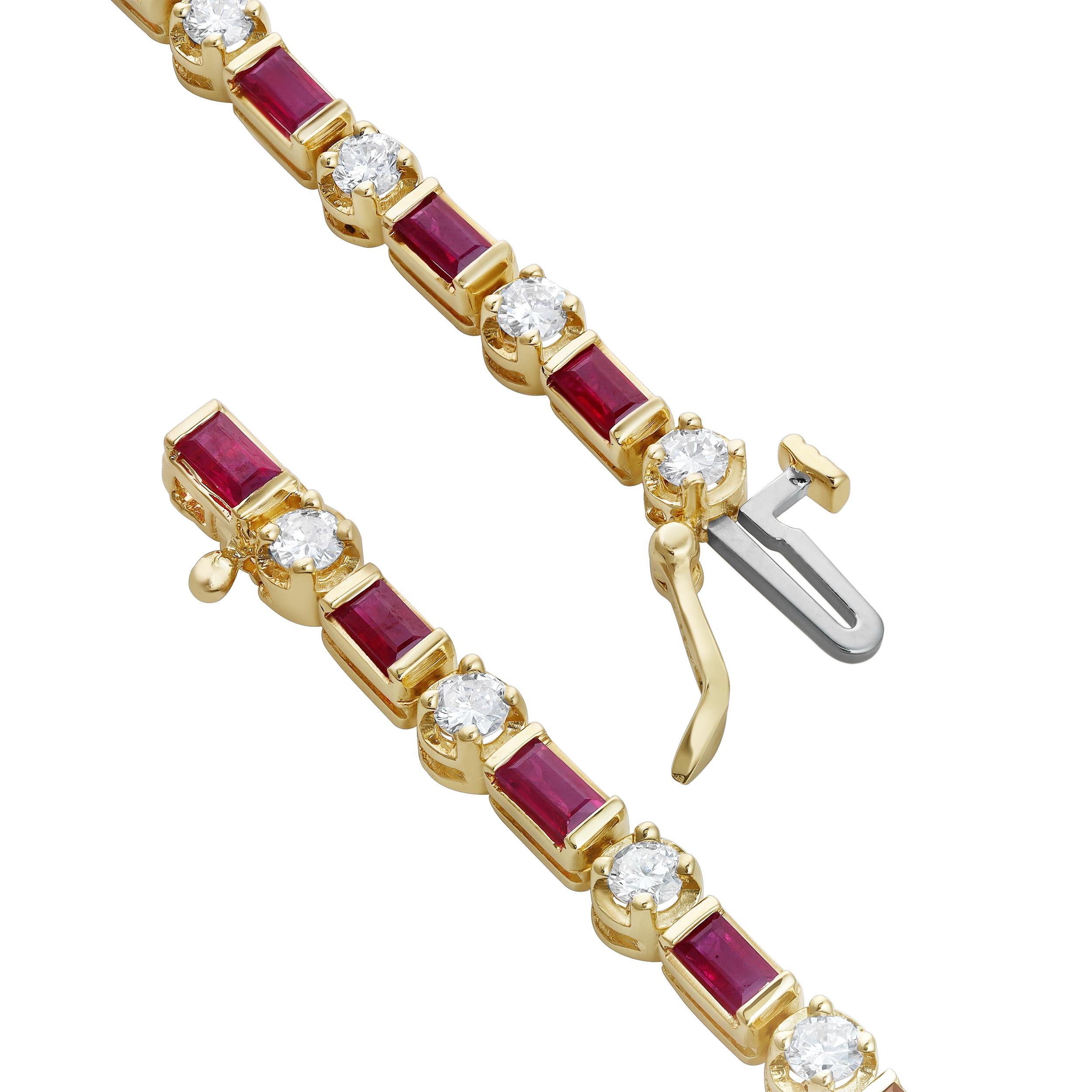 Un meraviglioso bracciale alla moda, con 19 rubini taglio baguette per un peso totale di 2,30 carati, ciascuno incastonato in un canale. Accentuato da 19 diamanti rotondi taglio brillante per un peso totale di 1,30 carati, ciascuno incastonato in