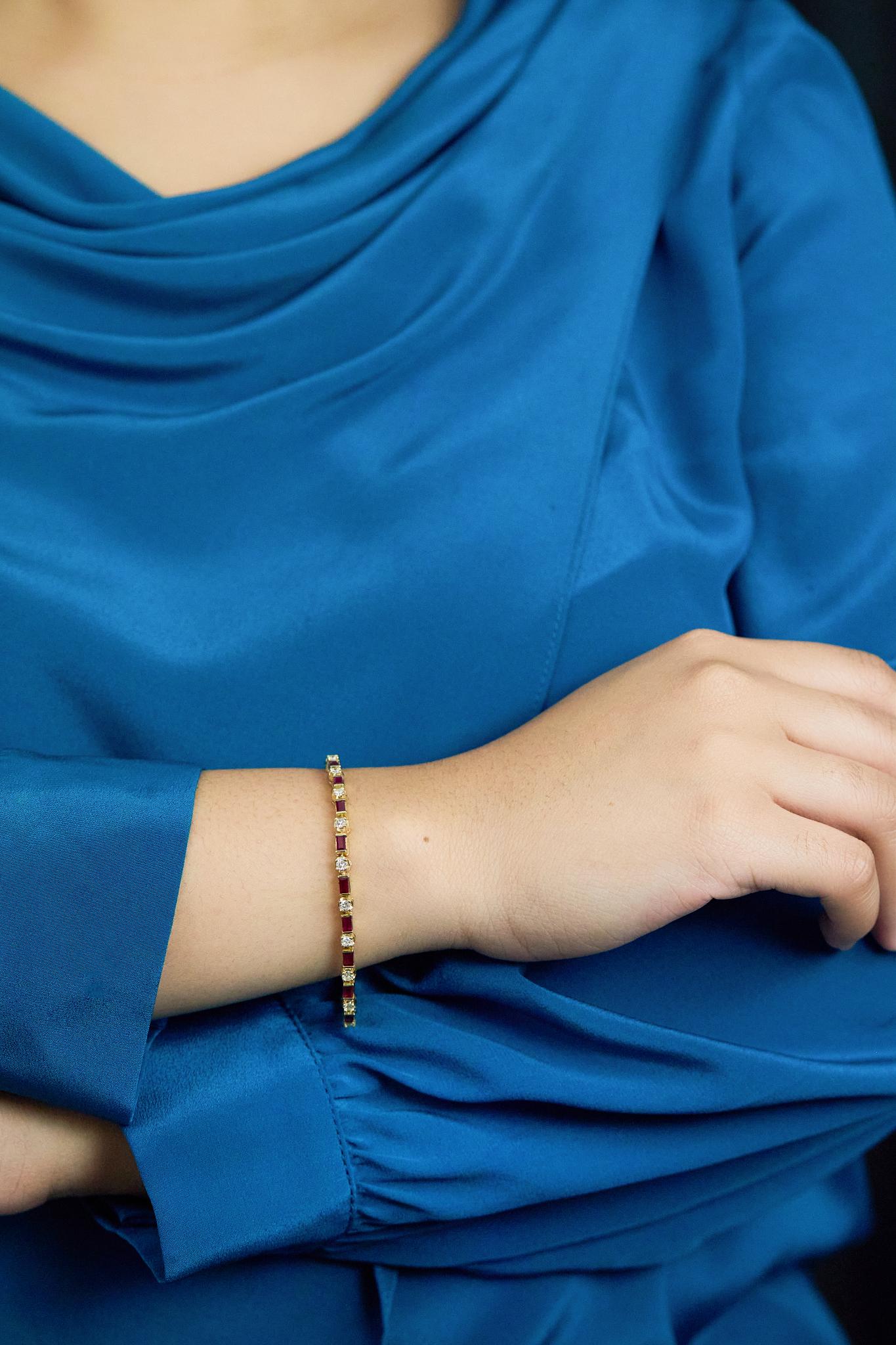 Contemporaneo Roman Malakov Diamonds Bracciale con rubino taglio baguette e diamanti taglio rotondo da 3,60 carati totali in vendita