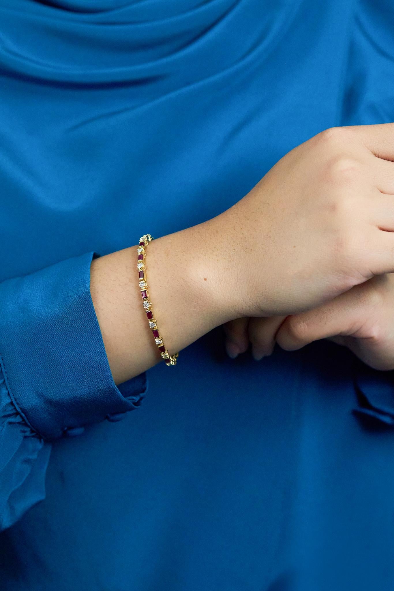 Taglio baguette Roman Malakov Diamonds Bracciale con rubino taglio baguette e diamanti taglio rotondo da 3,60 carati totali in vendita