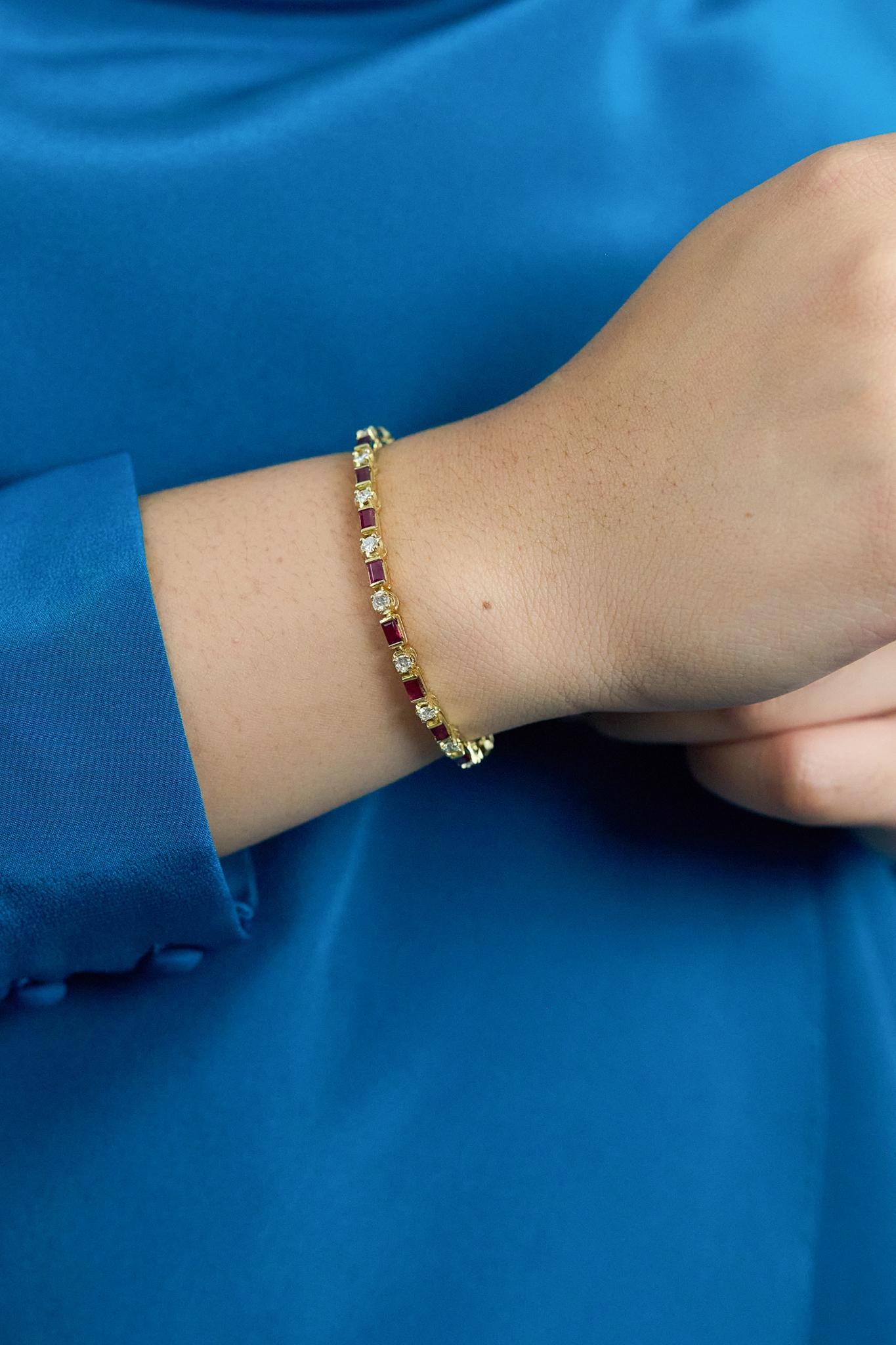 Roman Malakov Diamonds Bracciale con rubino taglio baguette e diamanti taglio rotondo da 3,60 carati totali In condizioni Nuovo in vendita a New York, NY