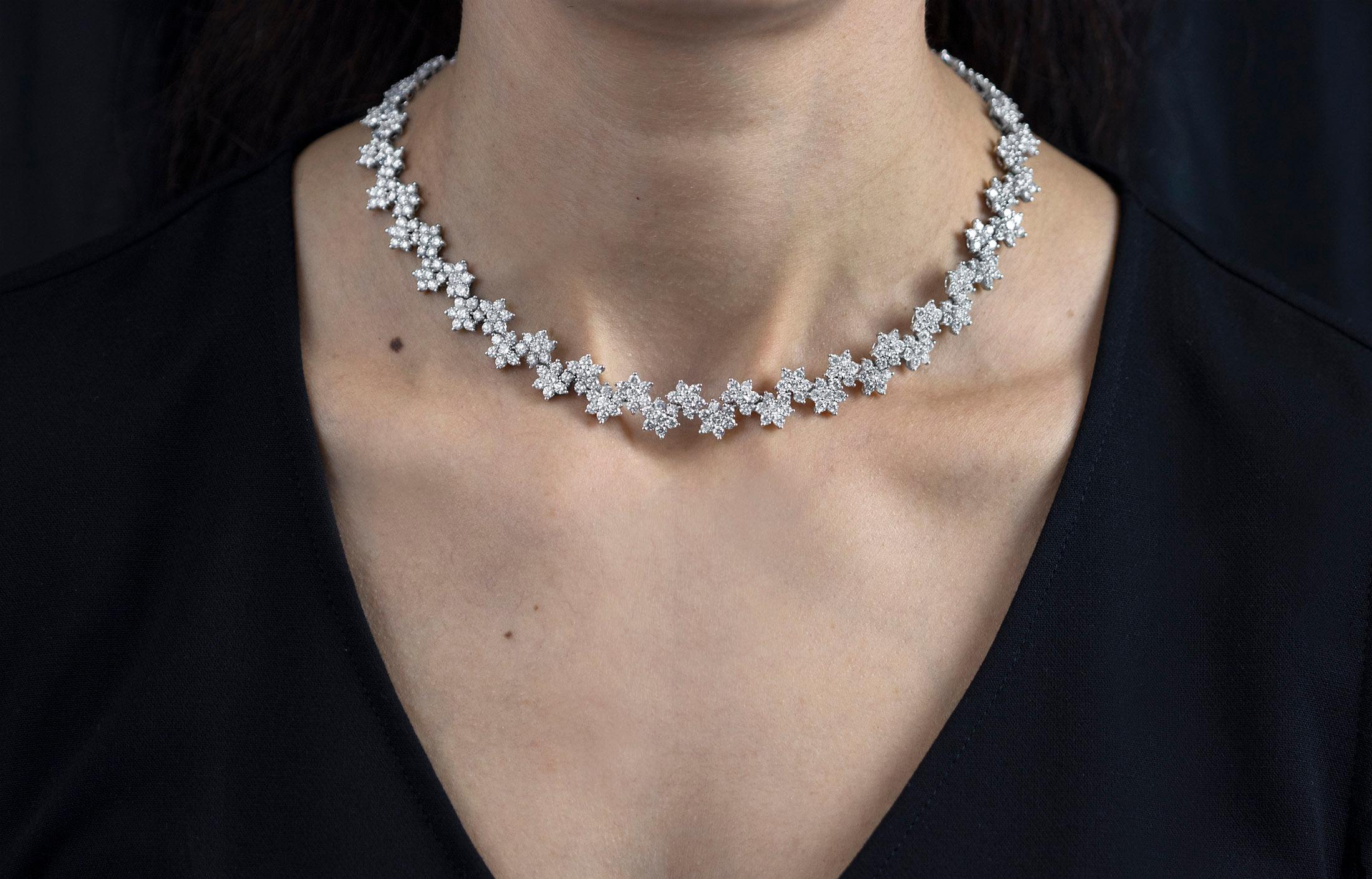 Taglio rotondo Roman Malakov Diamonds 36,07 carati totali di diamanti rotondi taglio Brilliante Collana Floreale in vendita