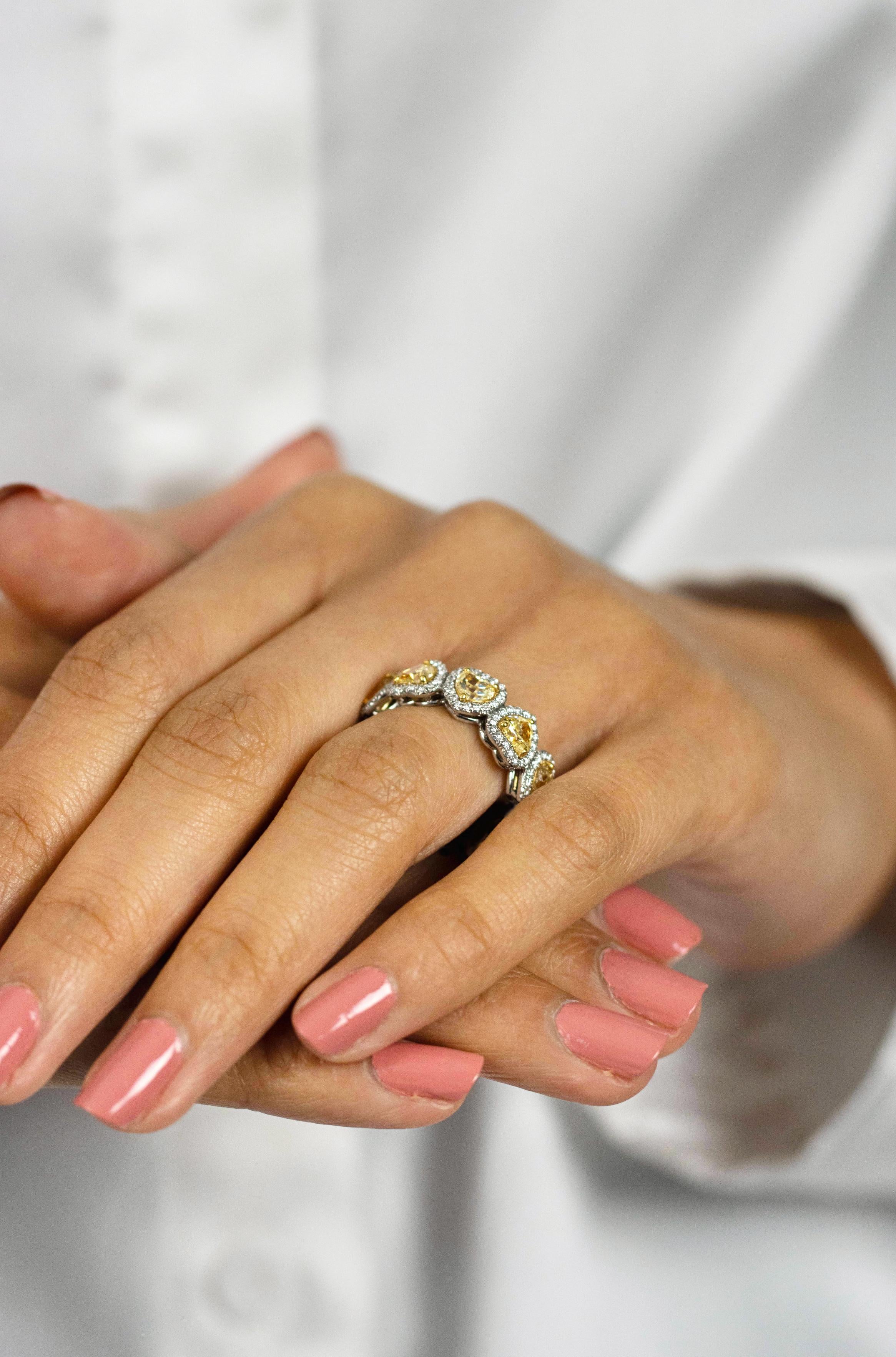 Cuore Roman Malakov Diamonds 3,64 carati totali a forma di cuore, fascia nuziale aureolata con diamanti gialli in vendita