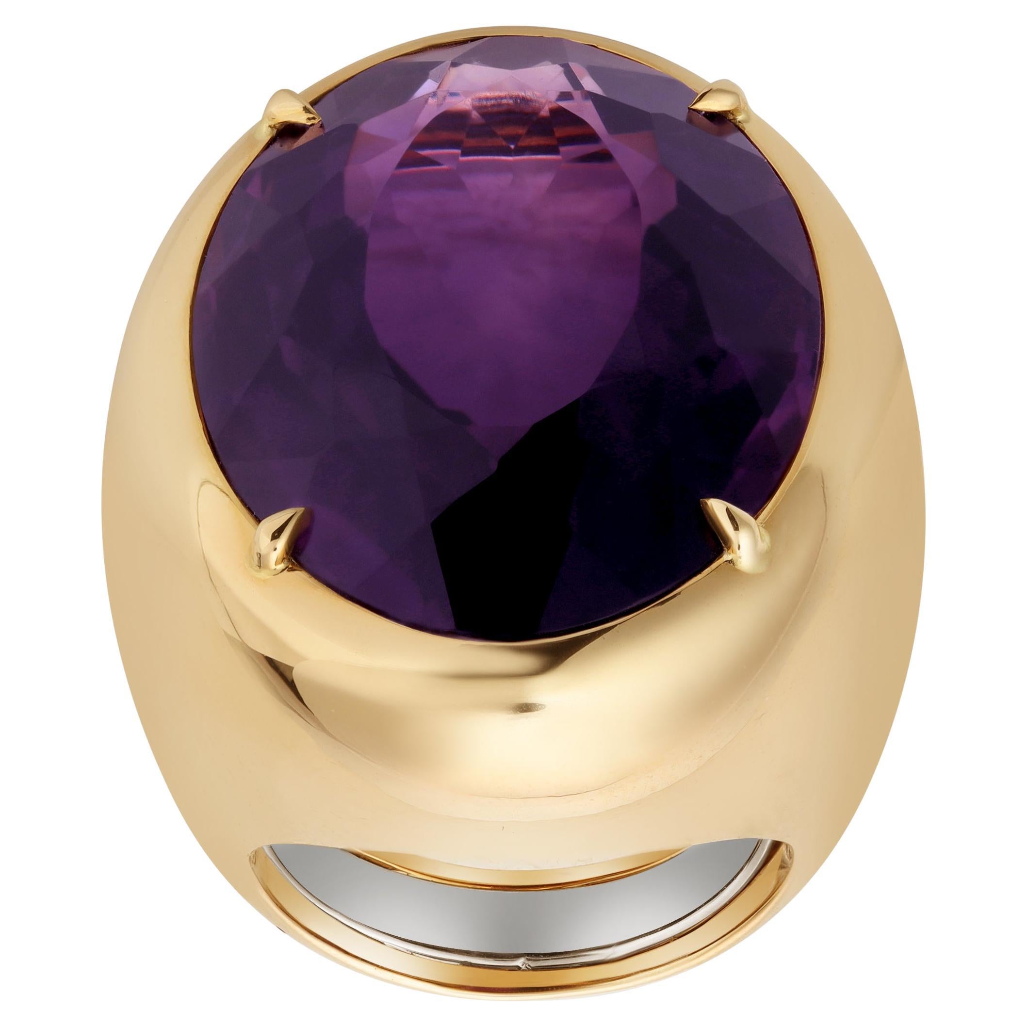 Magnifique bague de cocktail, mettant en valeur une améthyste vibrante de 37,76 carats de taille ovale, sertie d'un chaton et de quatre griffes. Finement réalisé avec une monture en or jaune 18 carats. Taille 7 US, redimensionnable sur demande. 