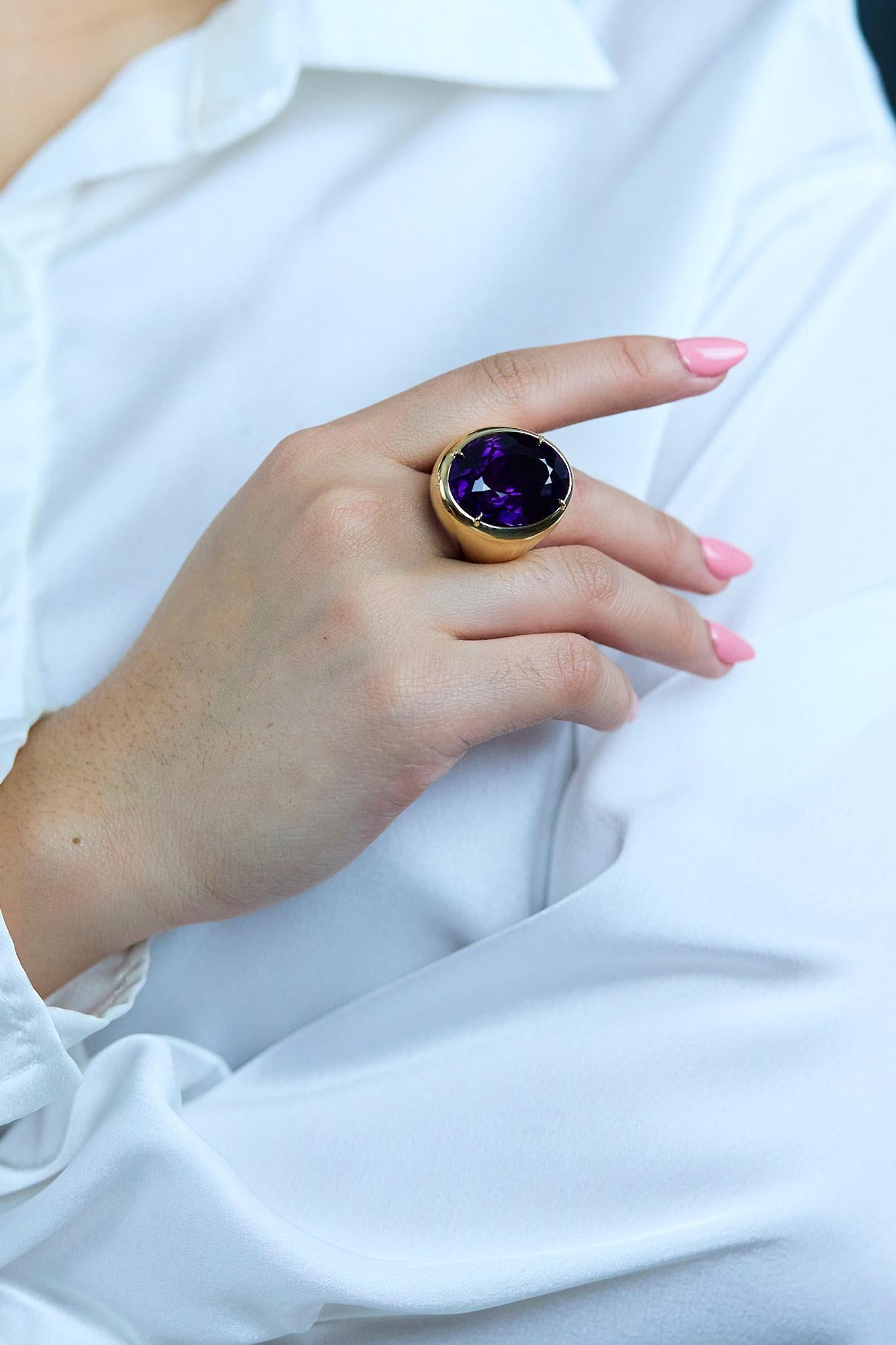 Roman Malakov Bague cocktail en or jaune 18 carats avec améthyste ovale de 37,76 carats Pour femmes en vente