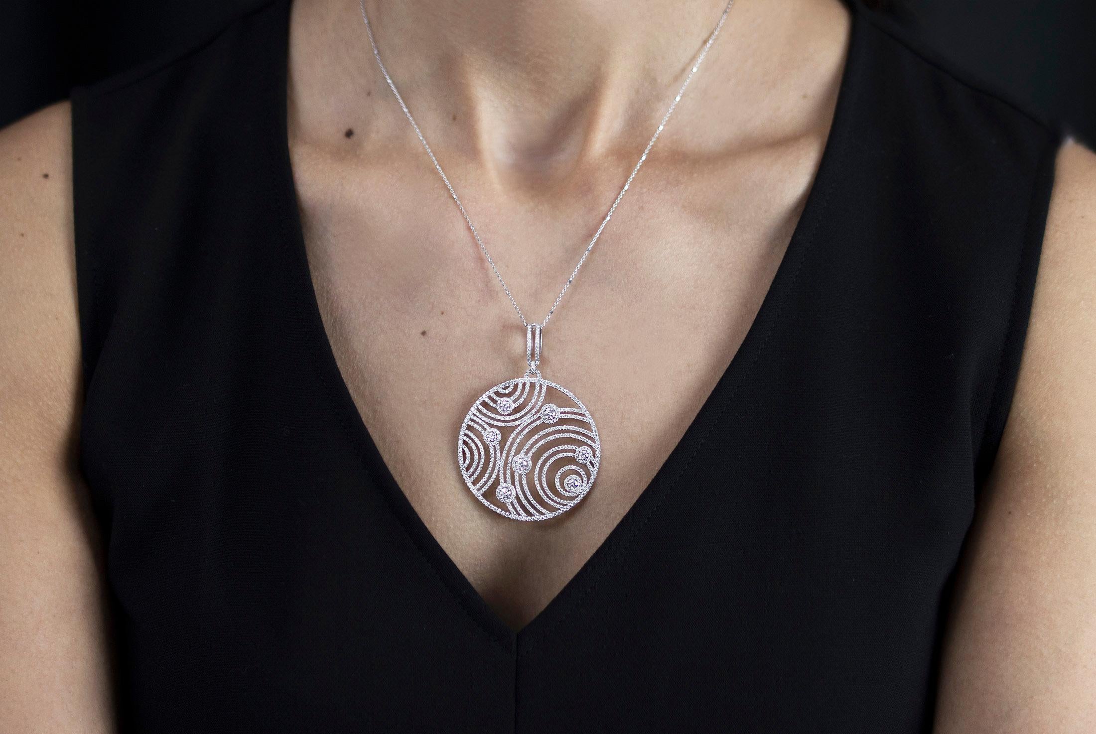 Moderne Roman Malakov Collier à pendentif en forme de cercle avec diamants ronds de 3,87 carats au total en vente
