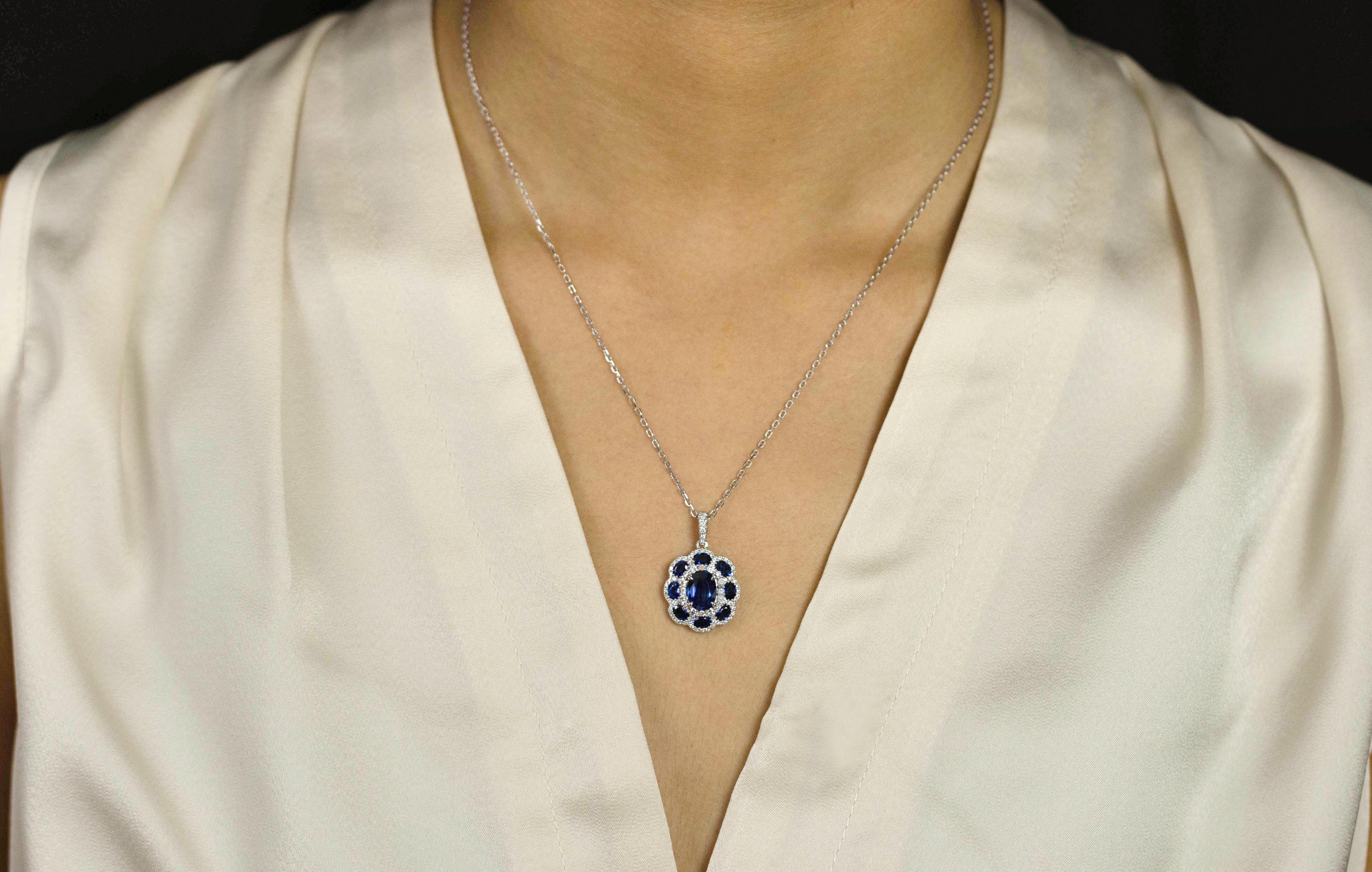 Taille ovale Roman Malakov, collier à pendentif en saphir bleu taille ovale et diamants de 3,88 carats en vente