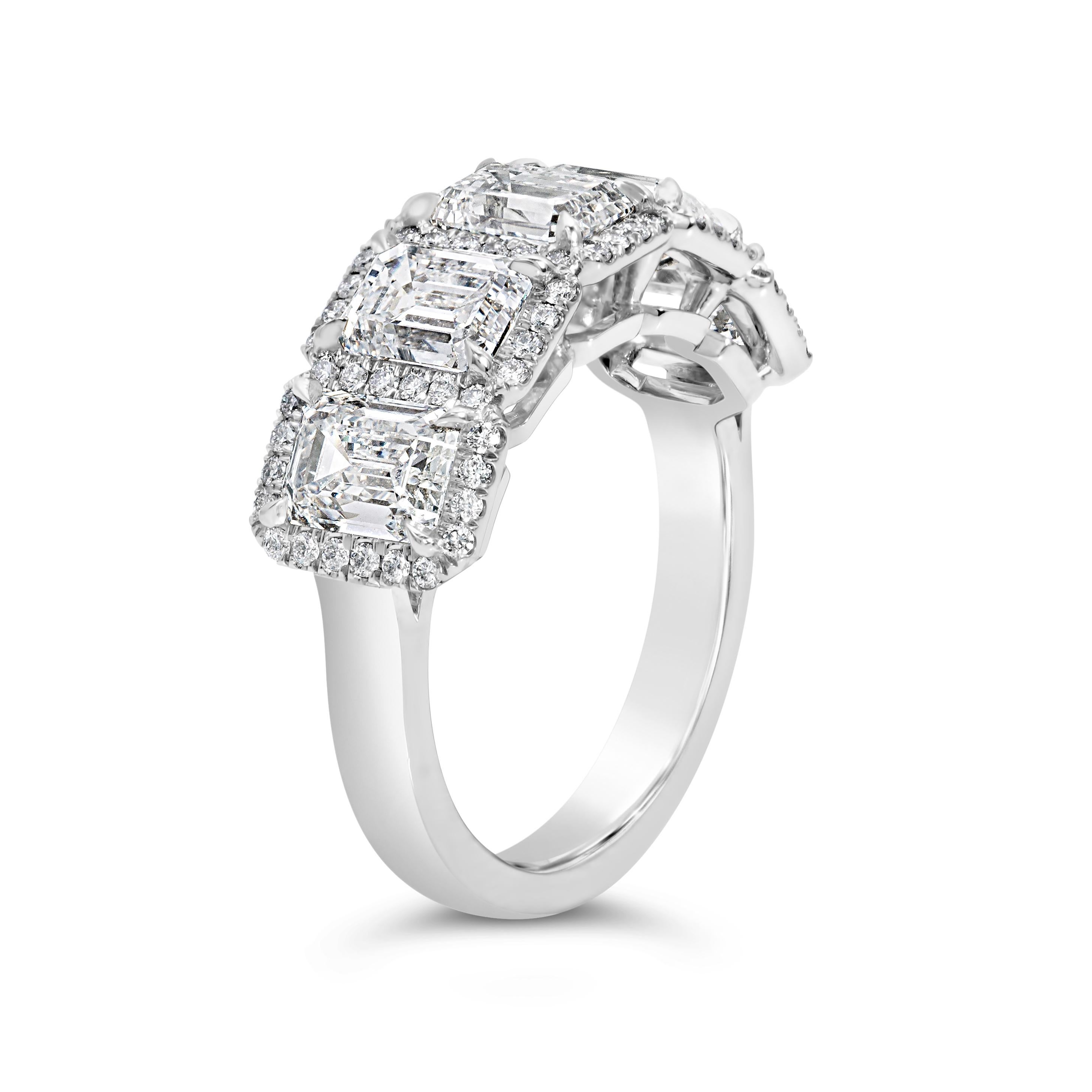 Roman Malakov 3,94 Karat Gesamt Smaragdschliff Diamant Halo Fünf-Stein-Hochzeitsring (Zeitgenössisch) im Angebot