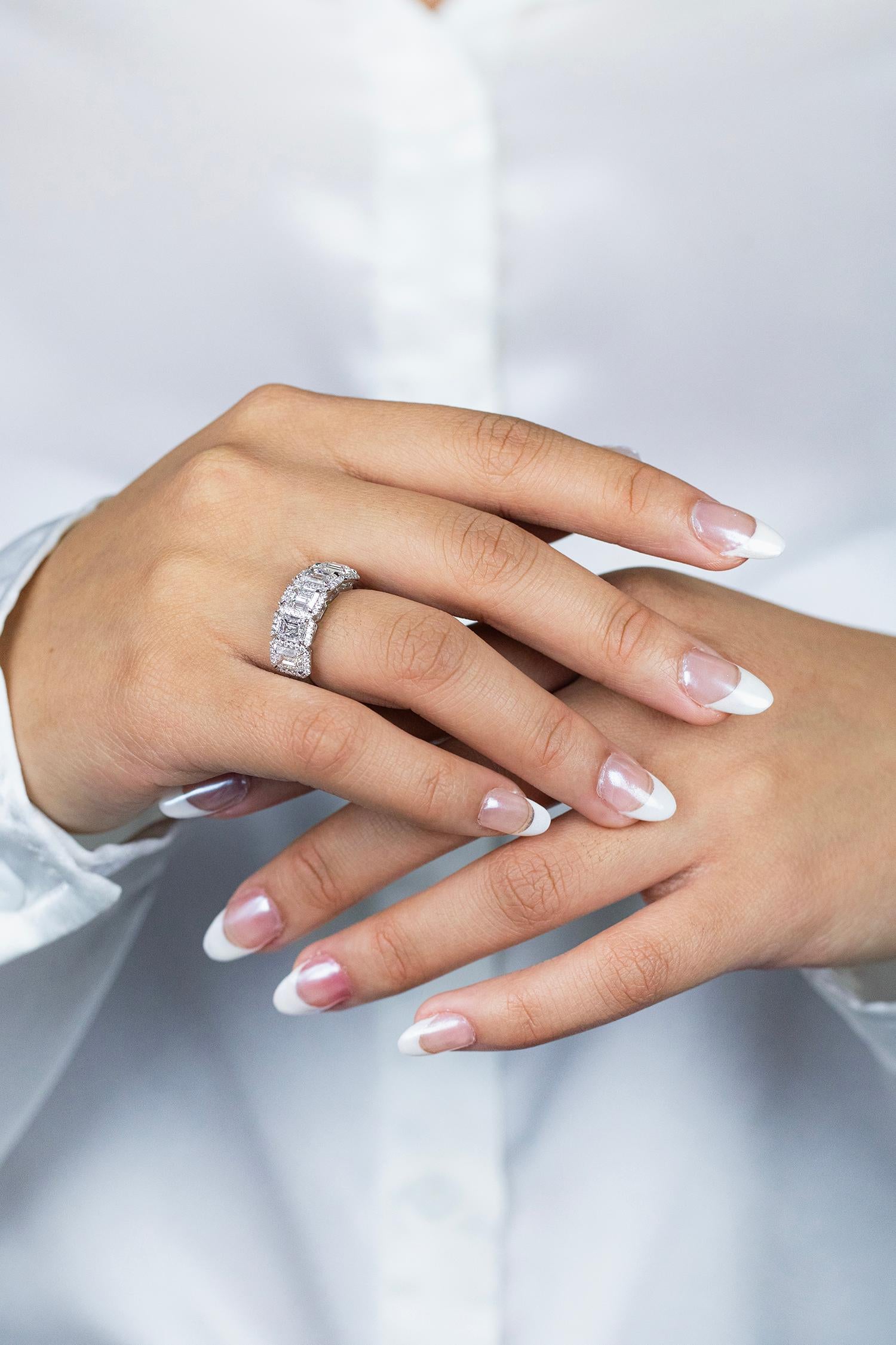 Roman Malakov 3,94 Karat Gesamt Smaragdschliff Diamant Halo Fünf-Stein-Hochzeitsring Damen im Angebot