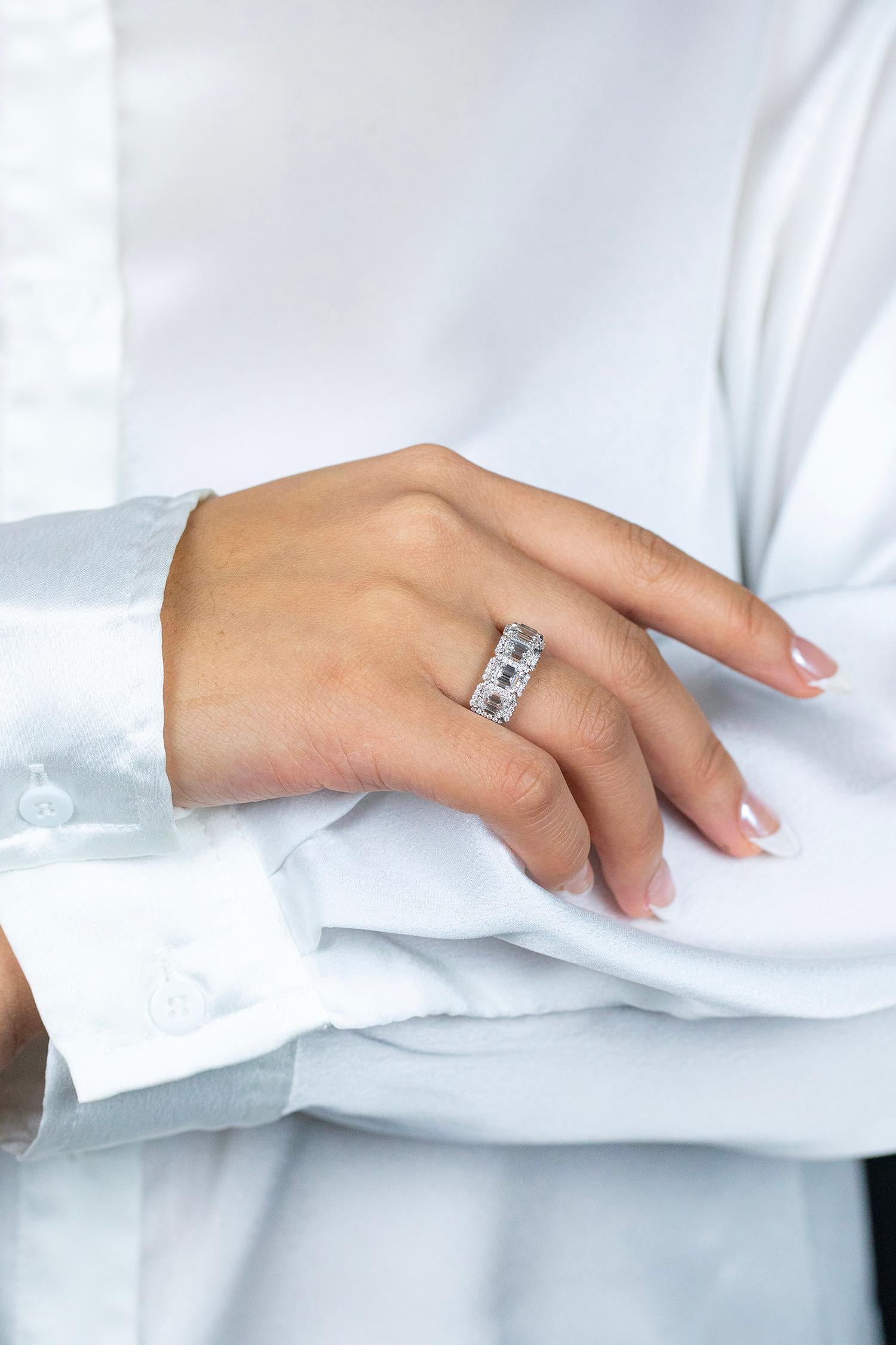 Roman Malakov 3,94 Karat Gesamt Smaragdschliff Diamant Halo Fünf-Stein-Hochzeitsring im Angebot 1