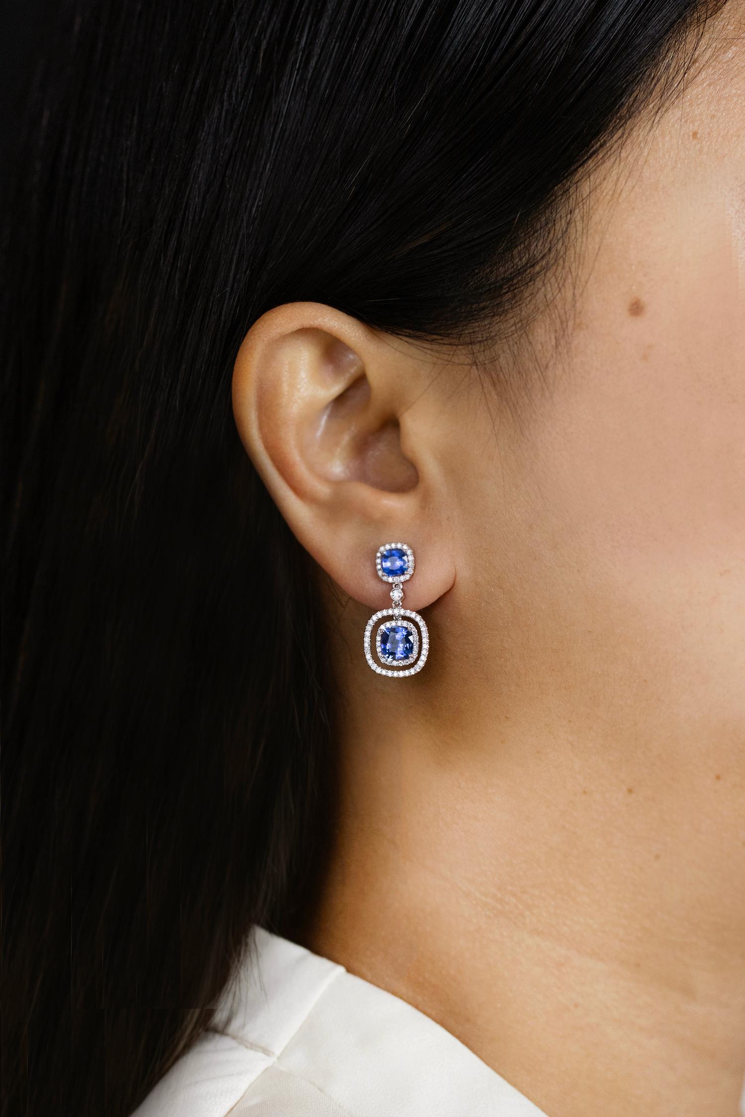 Contemporain Pendants d'oreilles Roman Malakov avec saphir bleu coussin de 3,96 carats et halo de diamants en vente