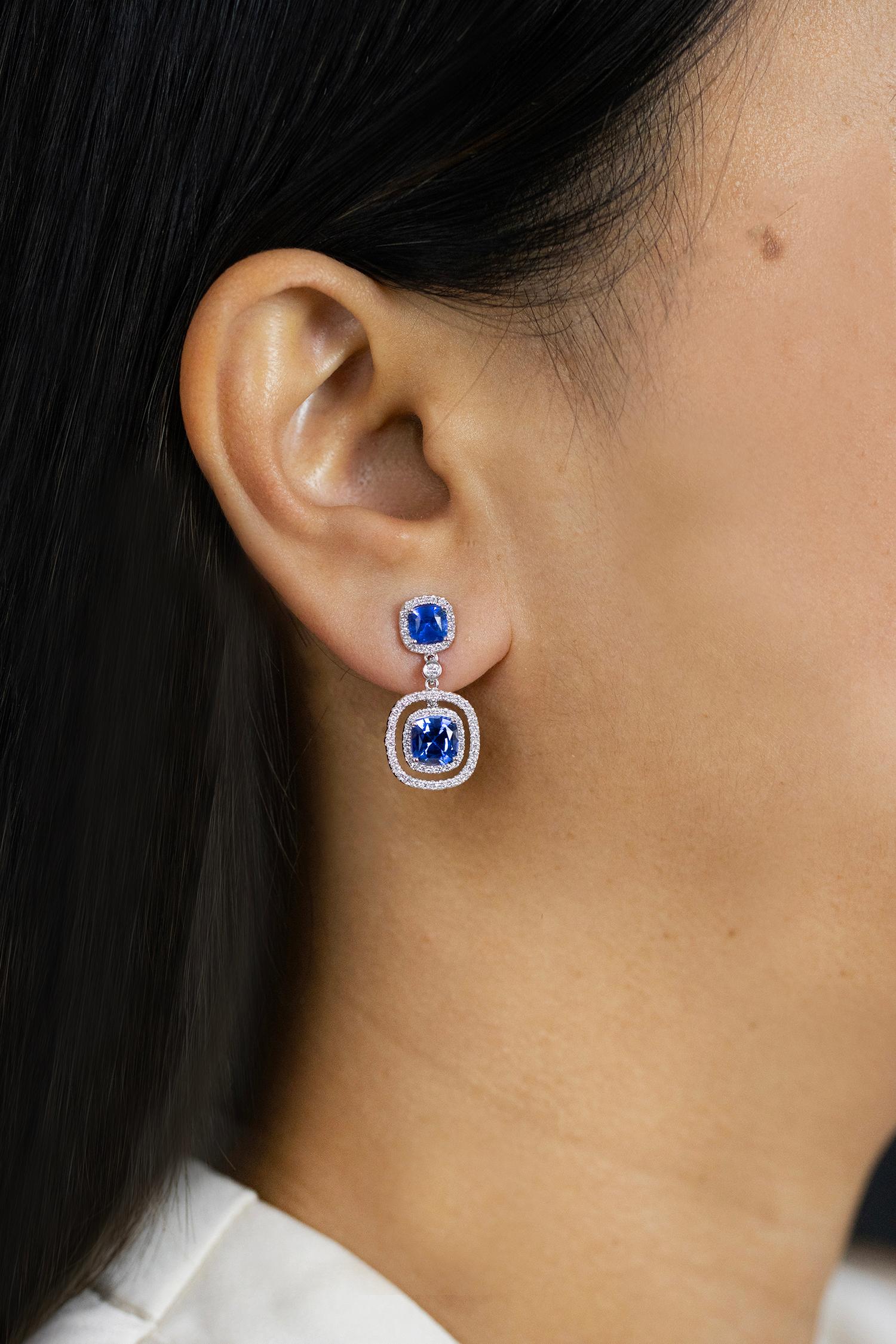 Taille coussin Pendants d'oreilles Roman Malakov avec saphir bleu coussin de 3,96 carats et halo de diamants en vente
