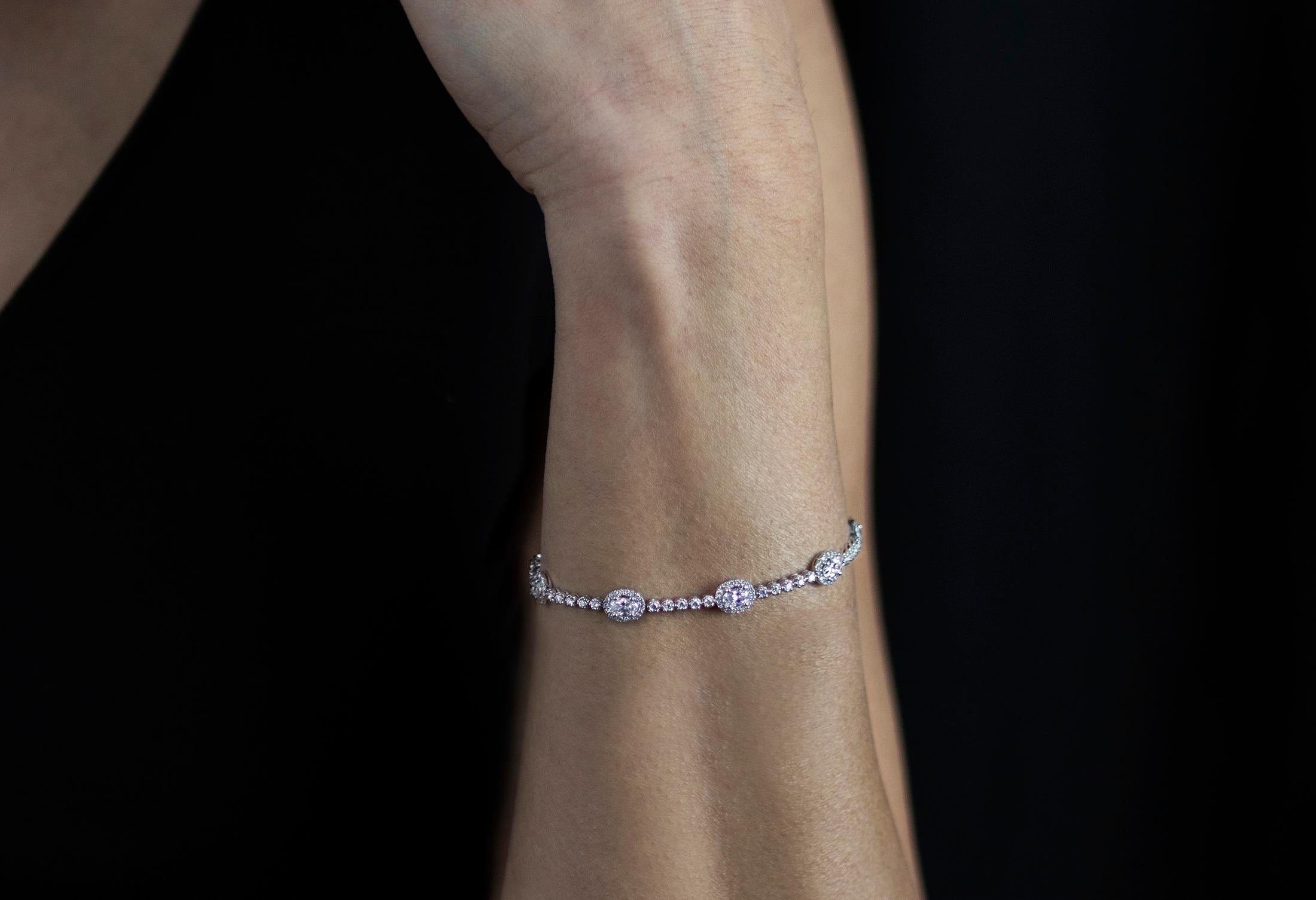 Roman Malakov Bracelet tennis de style halo avec diamants tailles mixtes de 3,98 carats au total Neuf - En vente à New York, NY