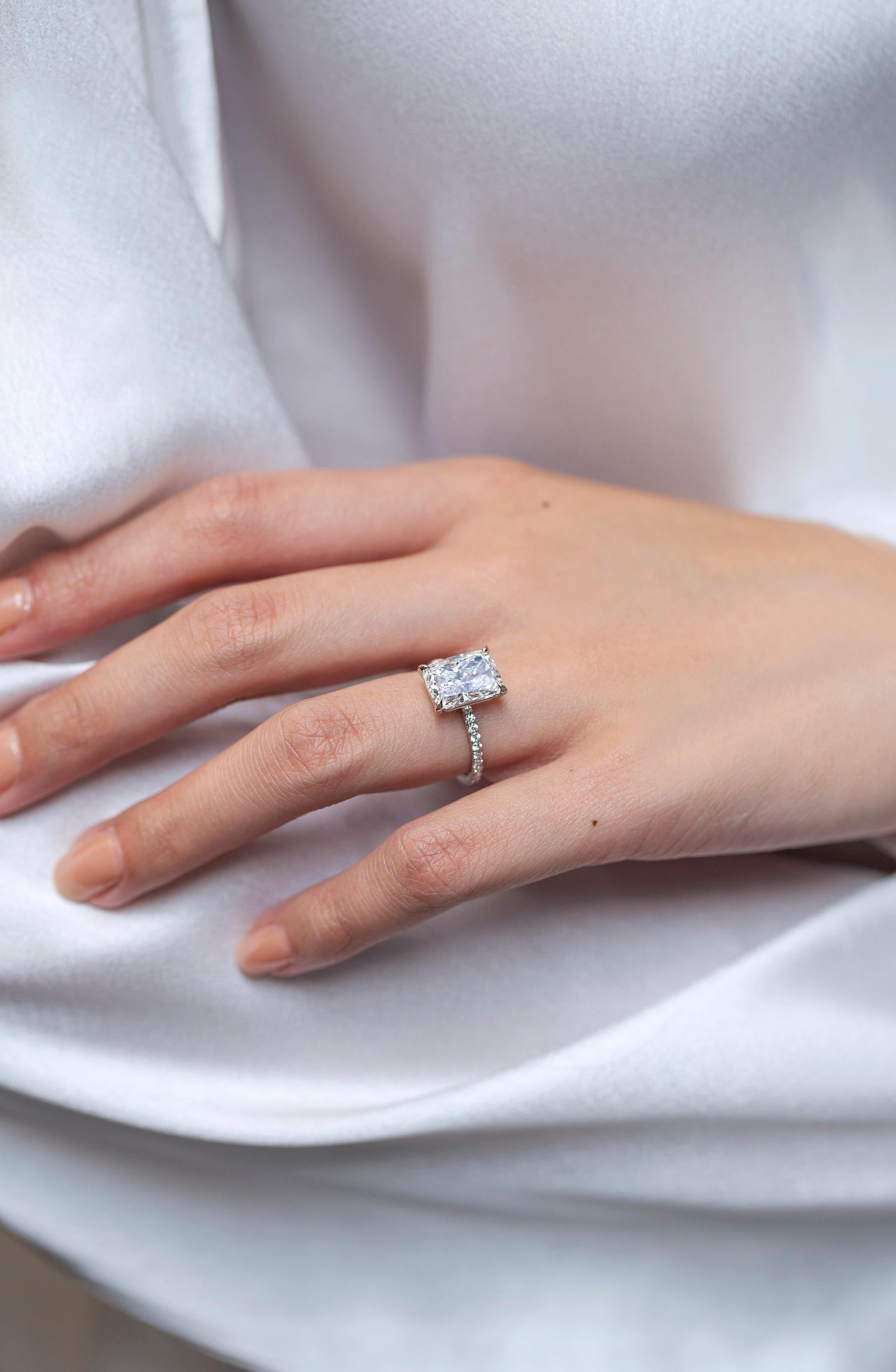 Taille coussin Bague de fiançailles certifiée GIA 4,02 carats diamant taille coussin allongé en vente