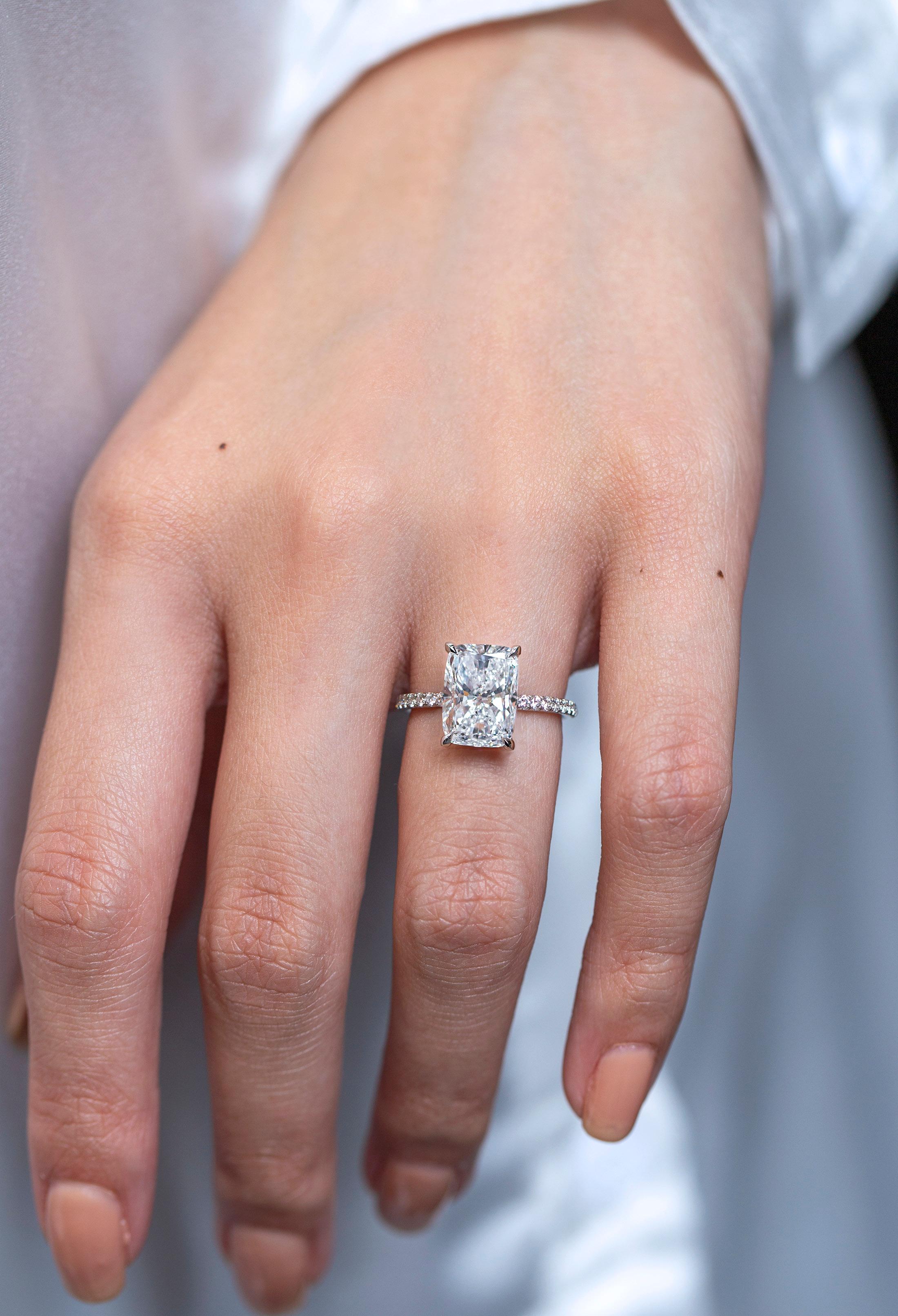 Verlobungsring mit GIA-zertifiziertem 4,02 Karat länglichem Diamanten im Kissenschliff Damen im Angebot