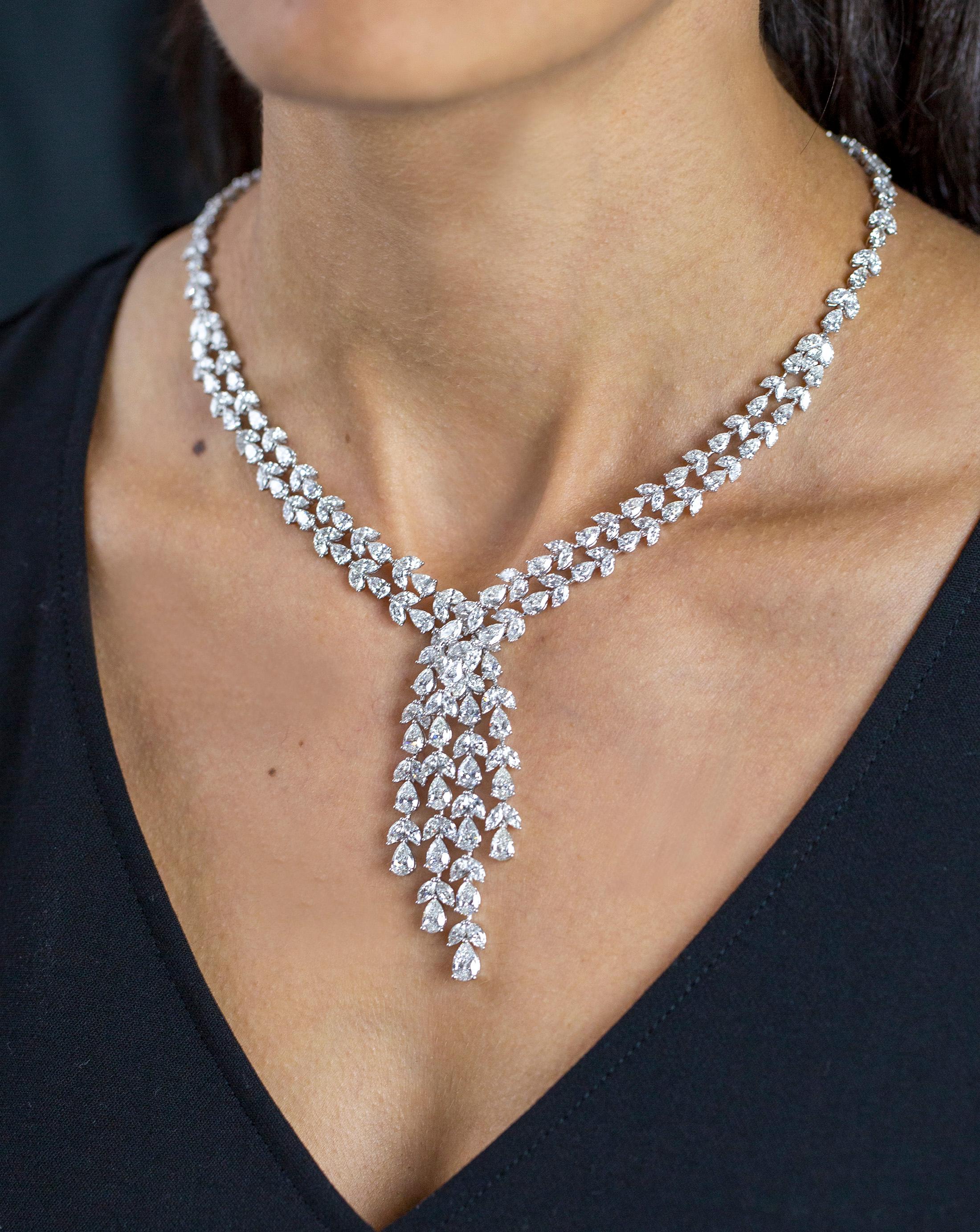 Contemporain Roman Malakov, collier en or blanc à grappes de diamants de taille mixte de 41,21 carats au total en vente