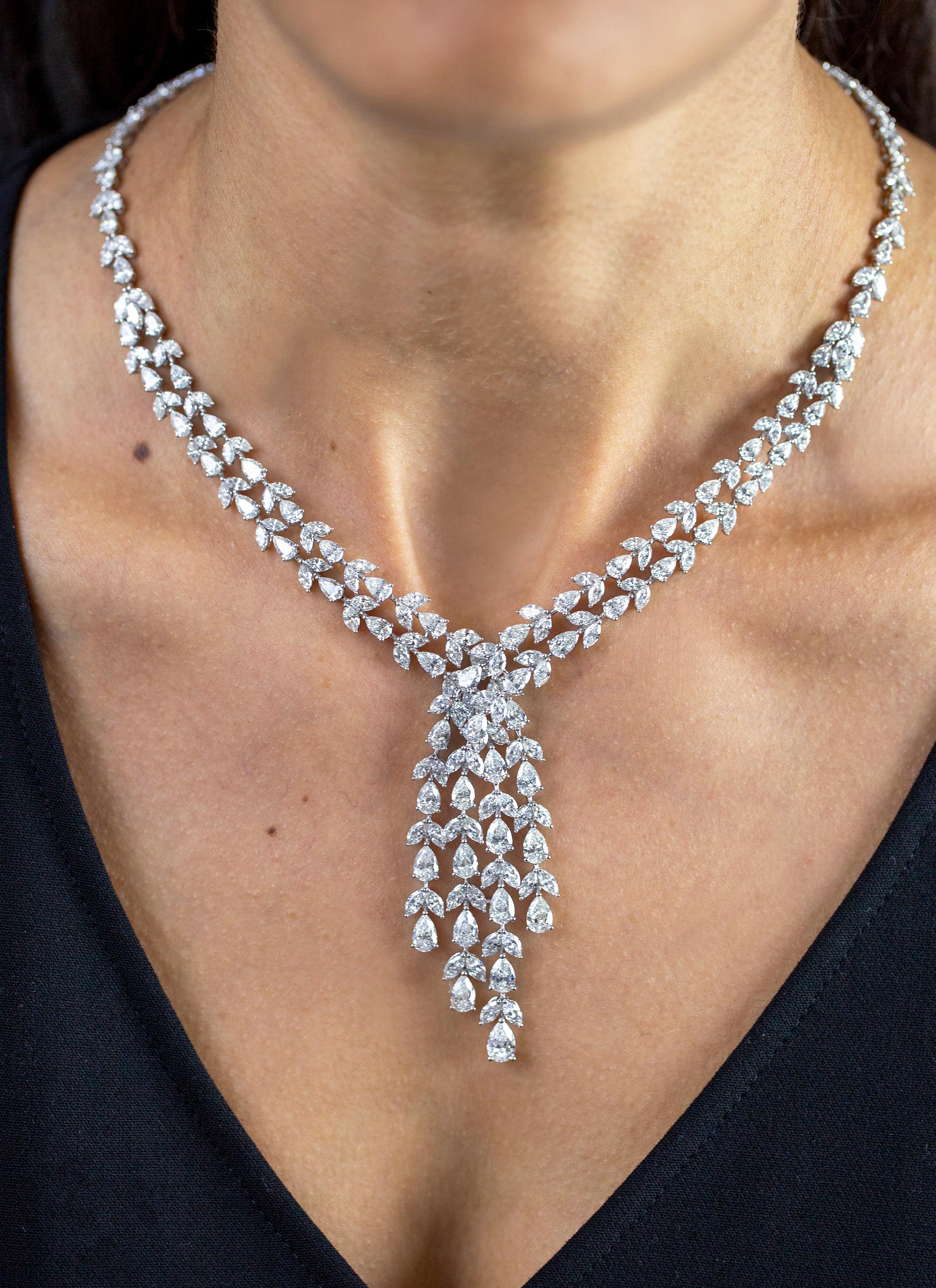 Taille poire Roman Malakov, collier en or blanc à grappes de diamants de taille mixte de 41,21 carats au total en vente