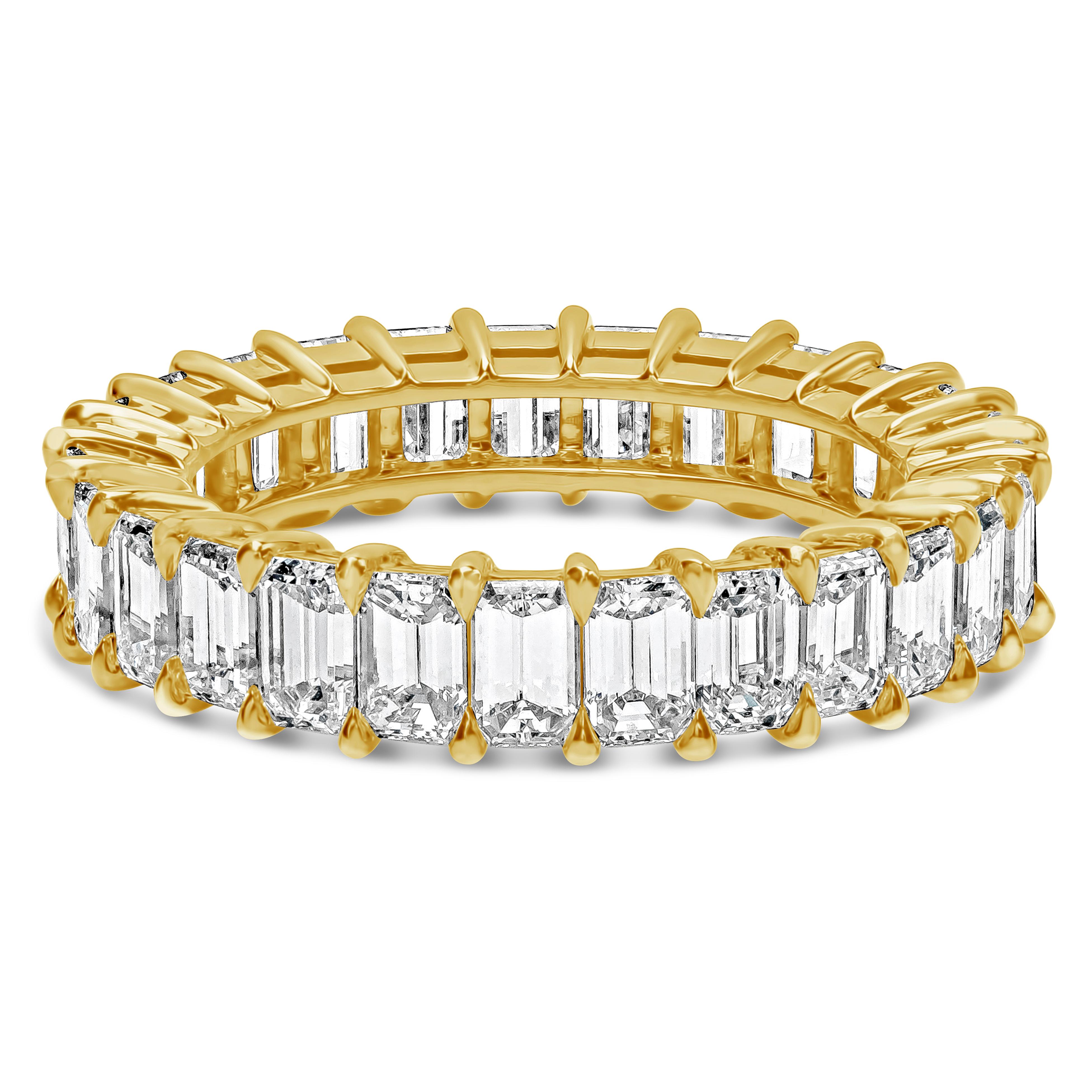 Ein klassischer Ehering für die Ewigkeit mit einer Reihe von Diamanten im Smaragdschliff von insgesamt 4,15 Karat, Farbe G und Reinheit VS. In einer zeitlosen Fassung mit geteilten Zacken, aus 18K Gelbgold, Größe 6,5 US.

Roman Malakov ist ein