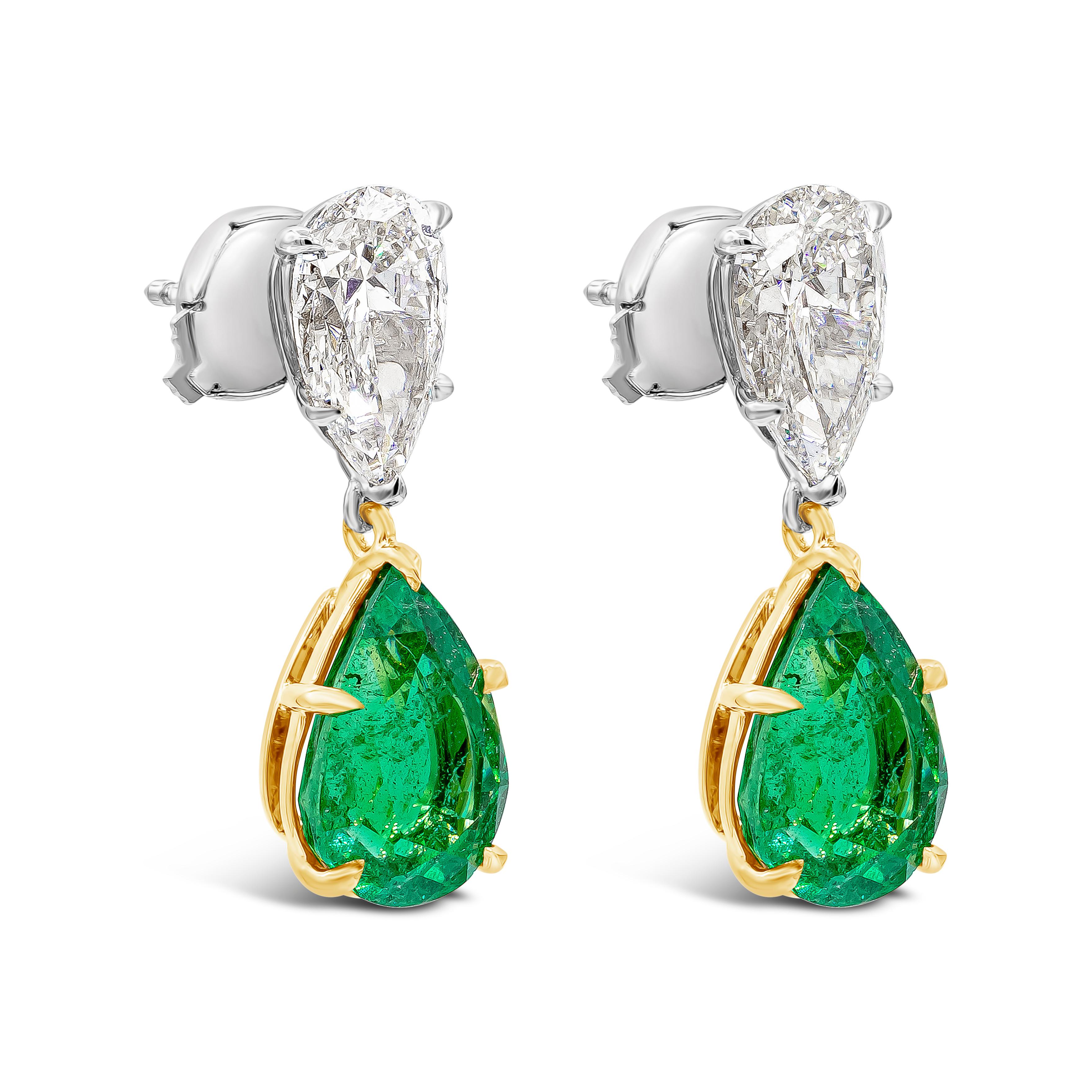 Un paio di orecchini semplici ma eleganti che mostrano un vibrante smeraldo verde a forma di pera del peso totale di 4,18 carati, di purezza SI. Ognuno di essi è sospeso su un diamante a forma di pera rovesciata del peso totale di 2,12 carati, di