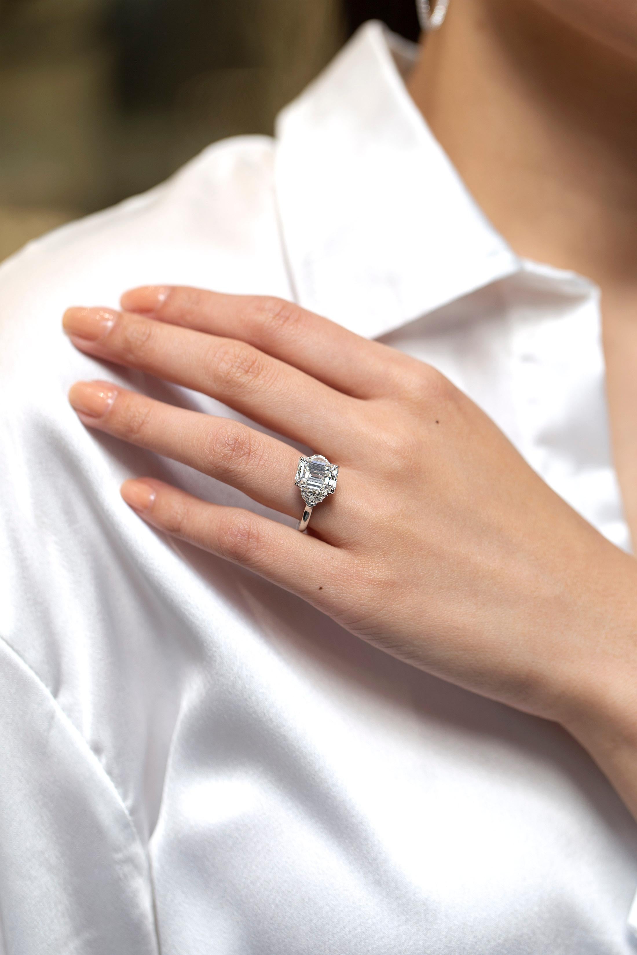 Roman Malakov, Verlobungsring mit drei Steinen, 4,20 Karat Diamant im Smaragdschliff im Zustand „Neu“ im Angebot in New York, NY