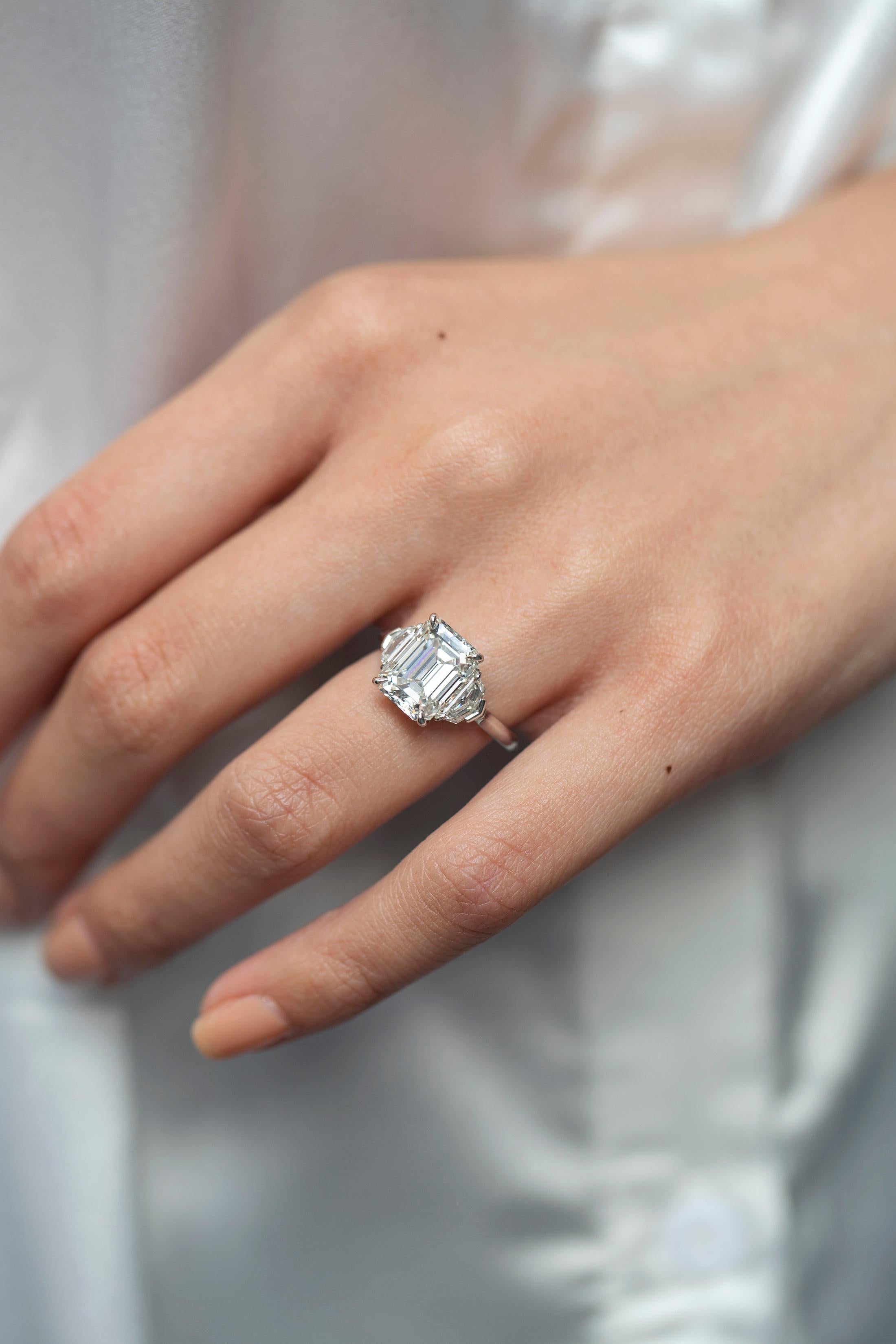 Roman Malakov, Verlobungsring mit drei Steinen, 4,20 Karat Diamant im Smaragdschliff Damen im Angebot