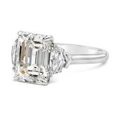 Anello di fidanzamento a tre pietre con diamante taglio smeraldo certificato GIA da 4.20 carati