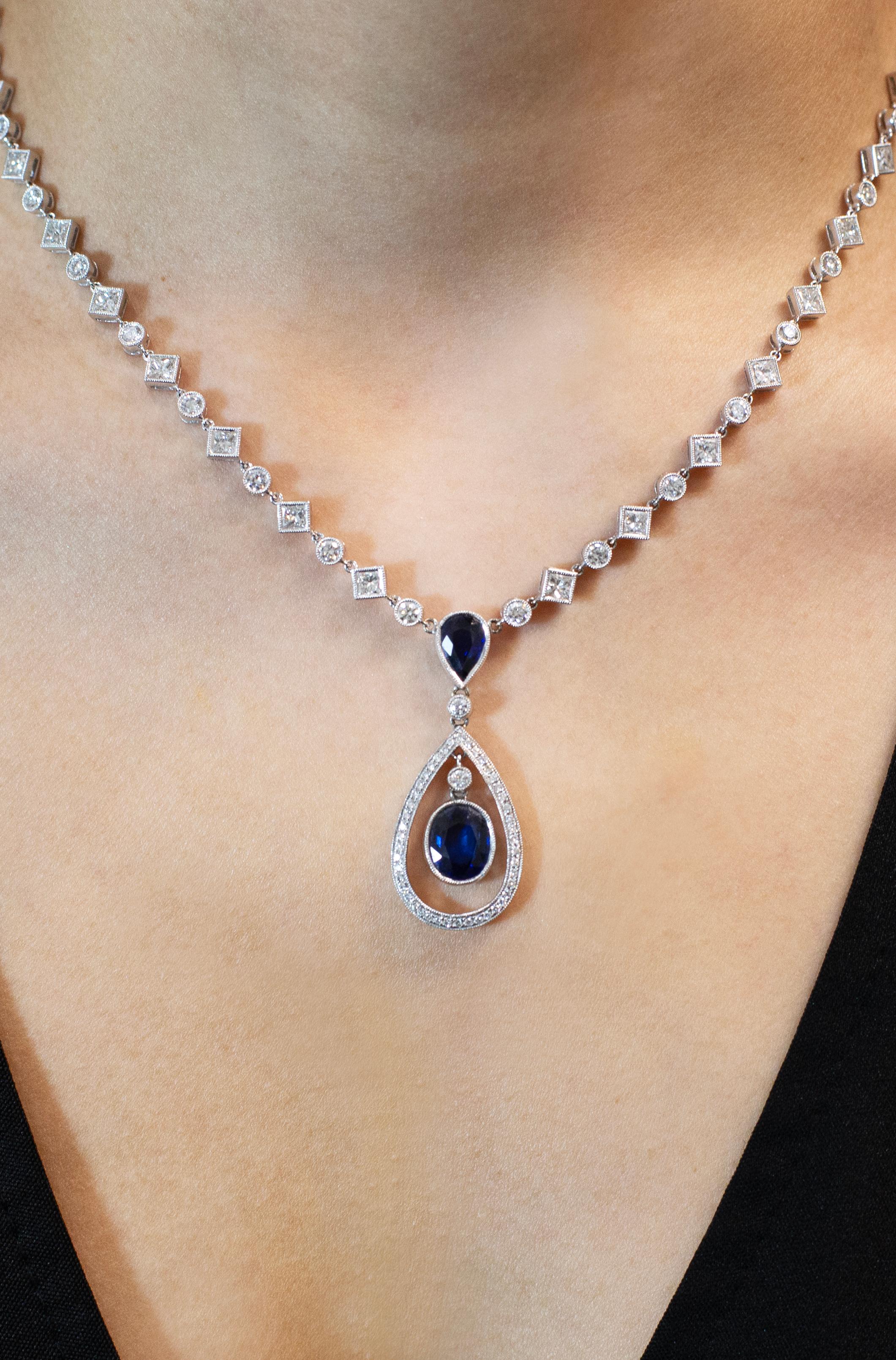 Roman Malakov Halskette mit 4,29 Karat blauem Saphir und Diamant-Halo-Tropfen im Zustand „Neu“ im Angebot in New York, NY