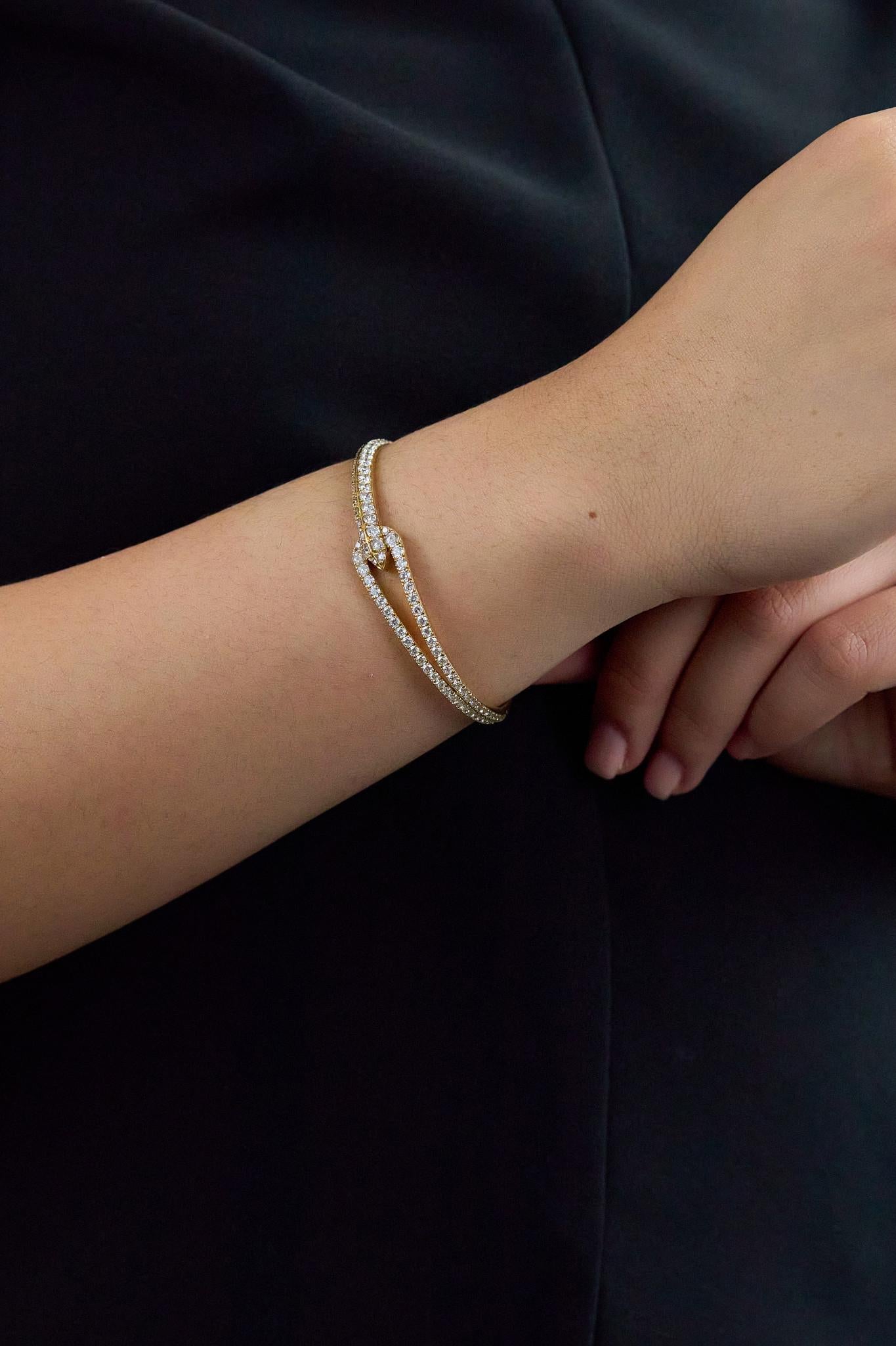 4.42 Carats Total Round Brilliant Cut Diamond Cuff Bangle Bracelet Pour femmes en vente