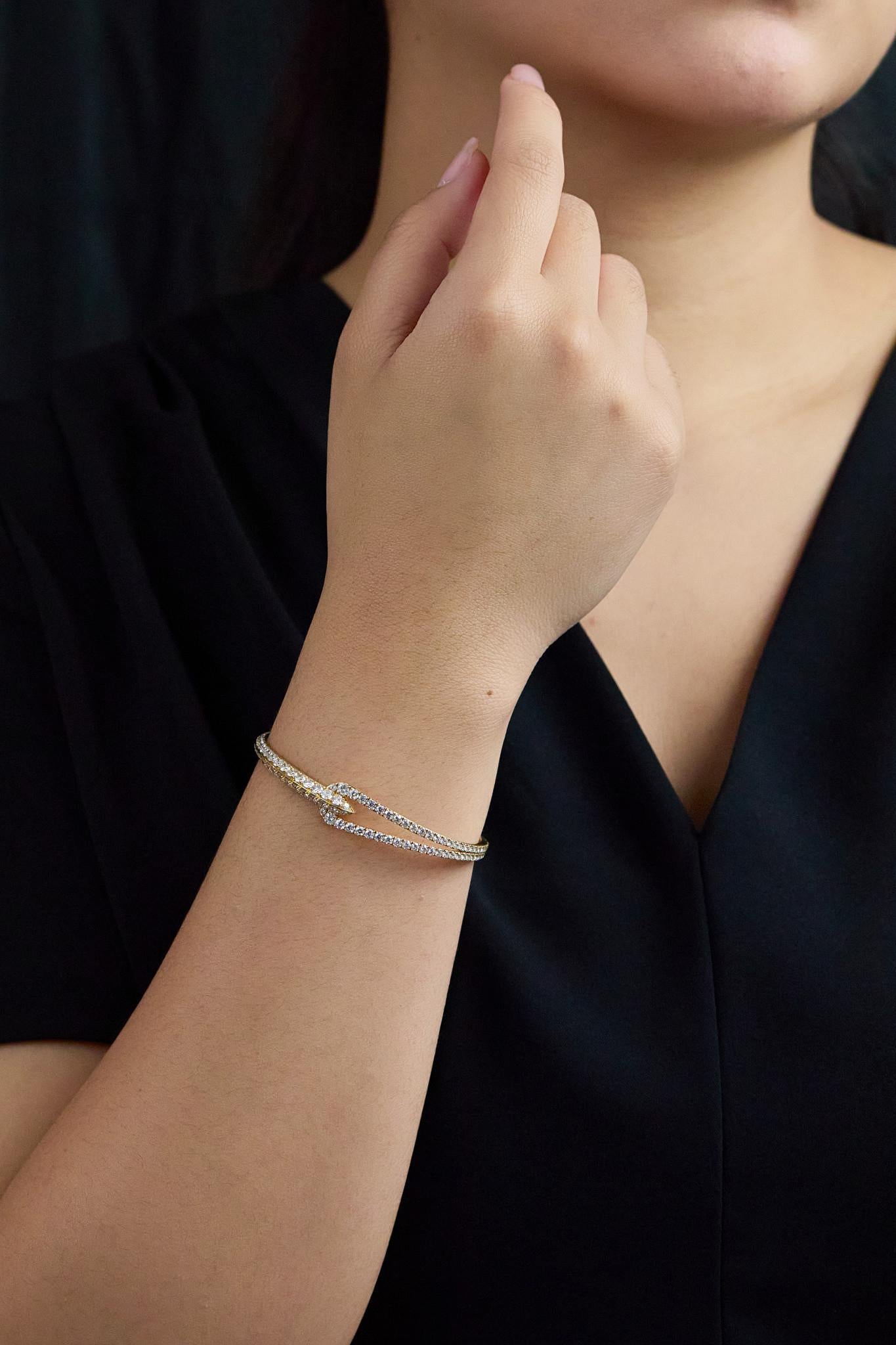 4.42 Carats Total Round Brilliant Cut Diamond Cuff Bangle Bracelet en vente 2