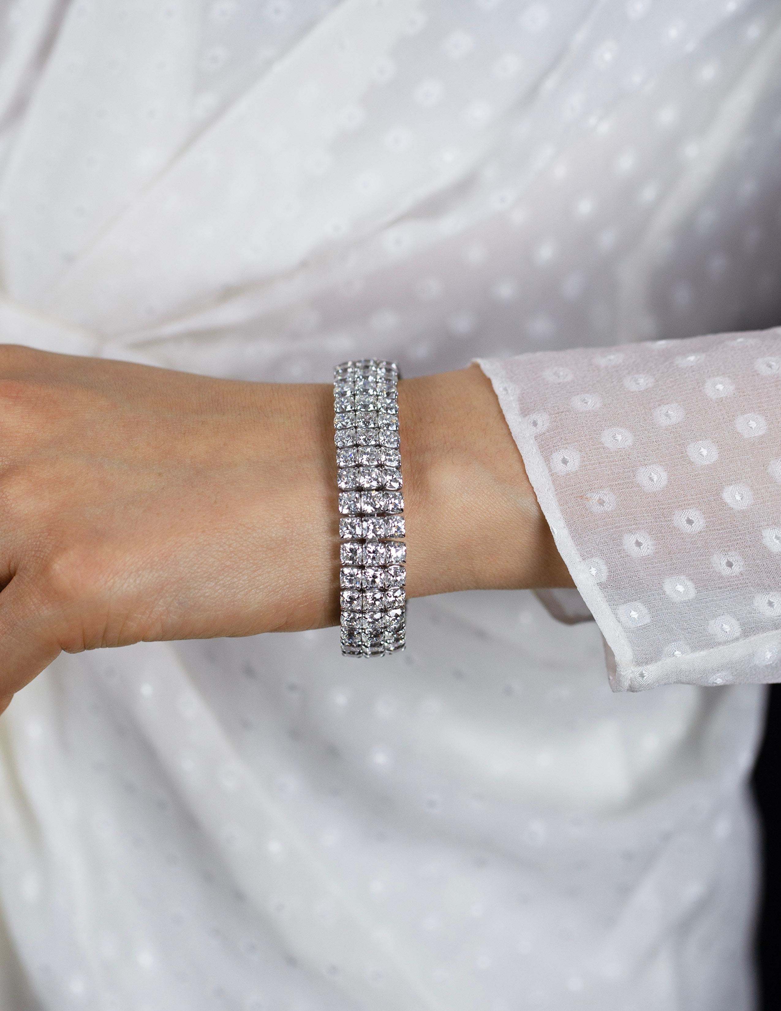 Roman Malakov Diamonds 44,30 carati totali taglio cuscino Bracciale da tennis a tre file di diamanti in vendita 1