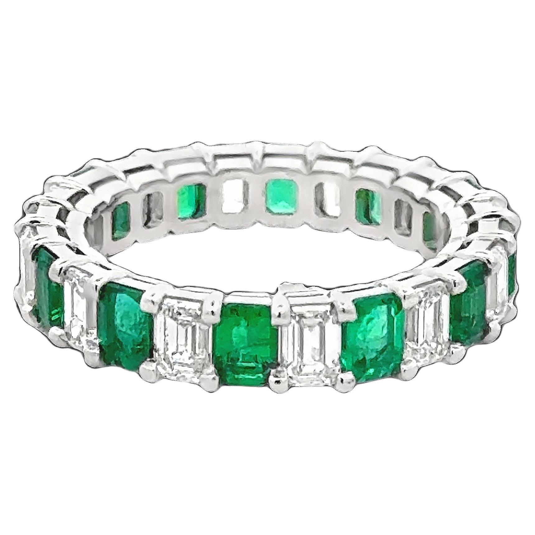 Roman Malakov 4.45 Carats Total Emerald and Diamond Wedding Band in Platinum in vendita