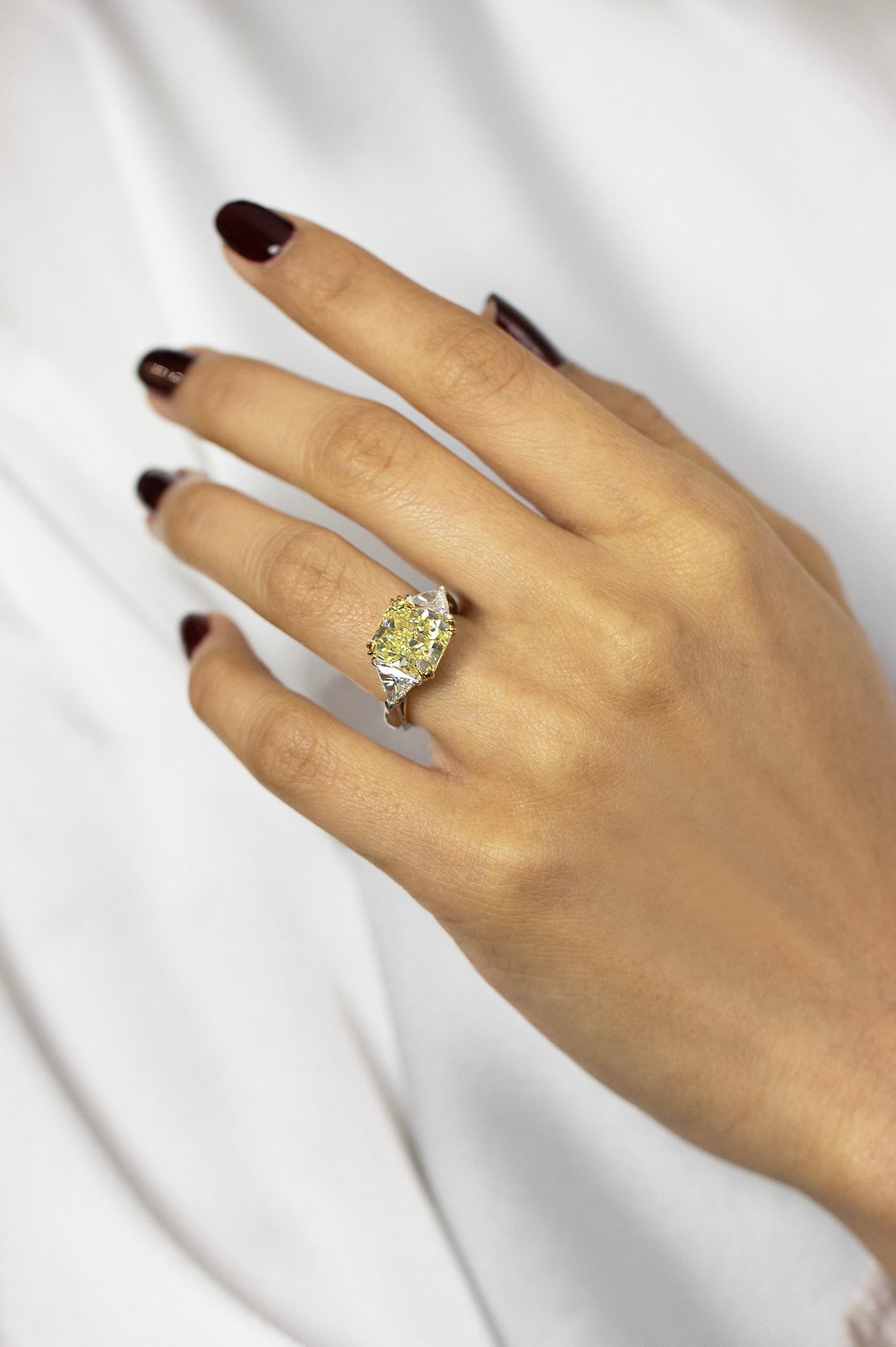 Roman Malakov 4.50 Carat Radiant Cut Yellow Diamond Three-Stone Engagement Ring In New Condition For Sale In New York, NY