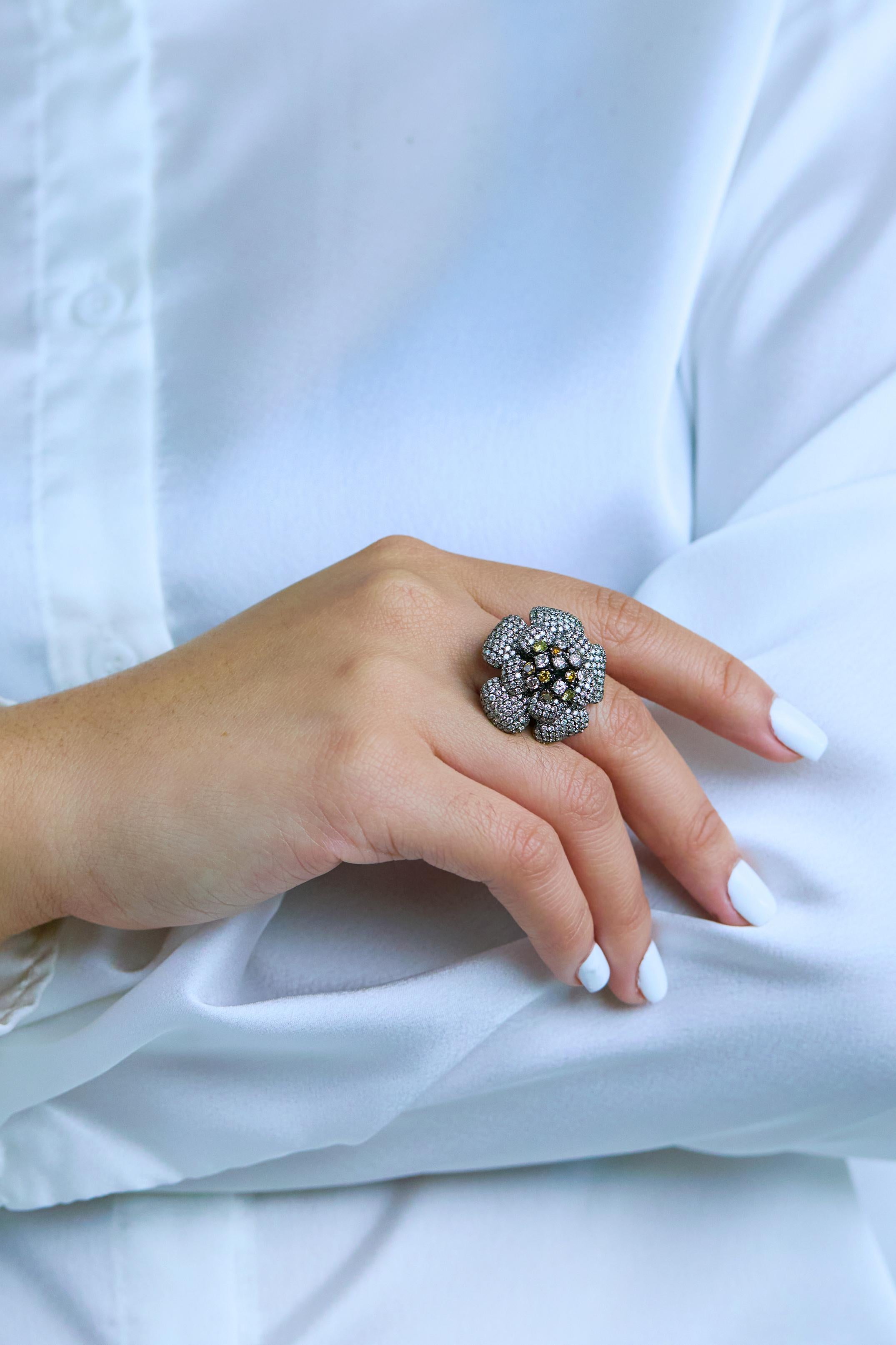 Women's Roman Malakov 4.53 Carat Round Cut Fancy Color & White Diamond Cocktail Ring For Sale