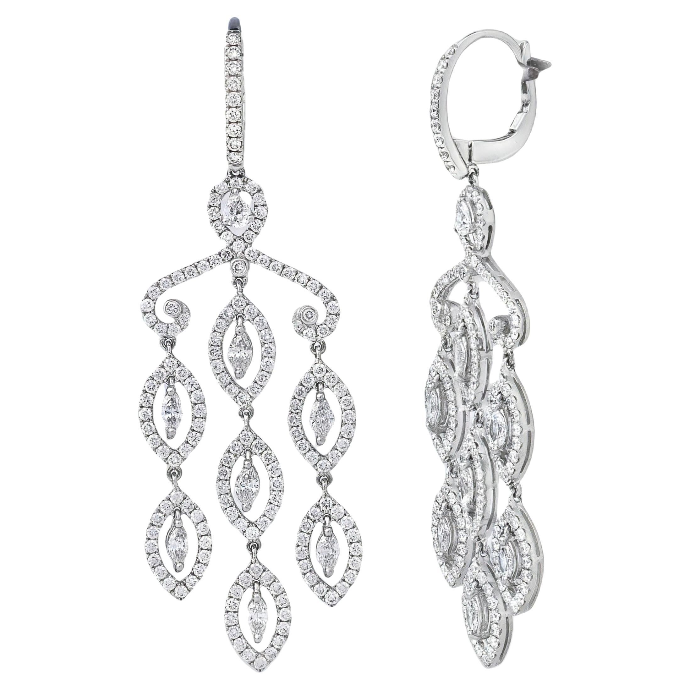 Ein atemberaubendes Paar Kronleuchter-Ohrringe mit marquise- und birnenförmigen Diamanten, die jeweils von einem Halo aus runden Brillanten in einem durchbrochenen Design eingerahmt werden. Die Diamanten haben ein Gesamtgewicht von 4,56 Karat. Diese