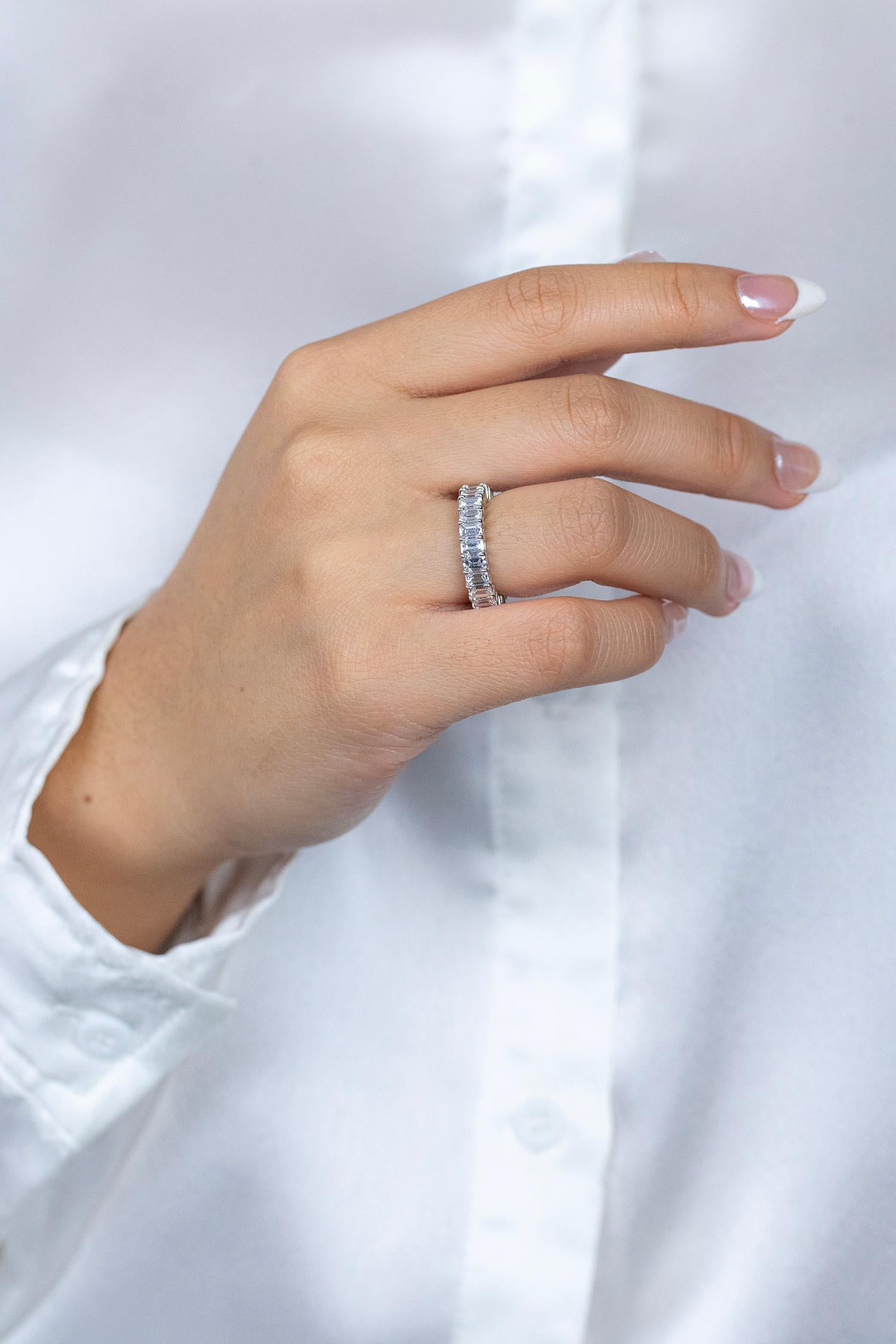 Roman Malakov 4.58 Carats Total Emerald Cut Diamond Eternity Wedding Band Ring In New Condition For Sale In New York, NY