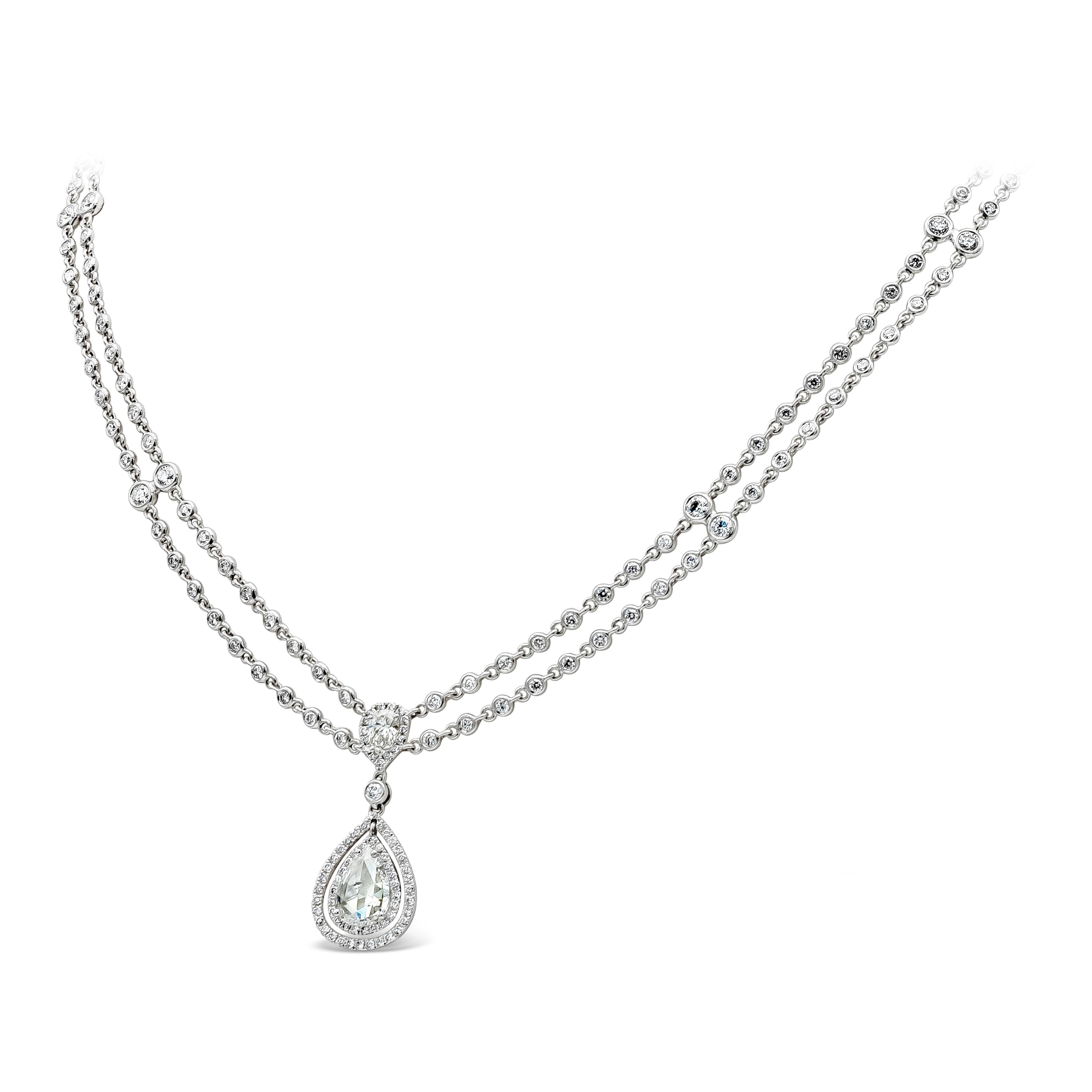 Un collier unique et magnifique mettant en valeur un diamant taillé en rose entouré de diamants ronds dans un halo, suspendu à deux diamants par la chaîne du mètre. Les diamants pèsent 4,62 carats au total. Fabriqué en or blanc 18K. 

Style