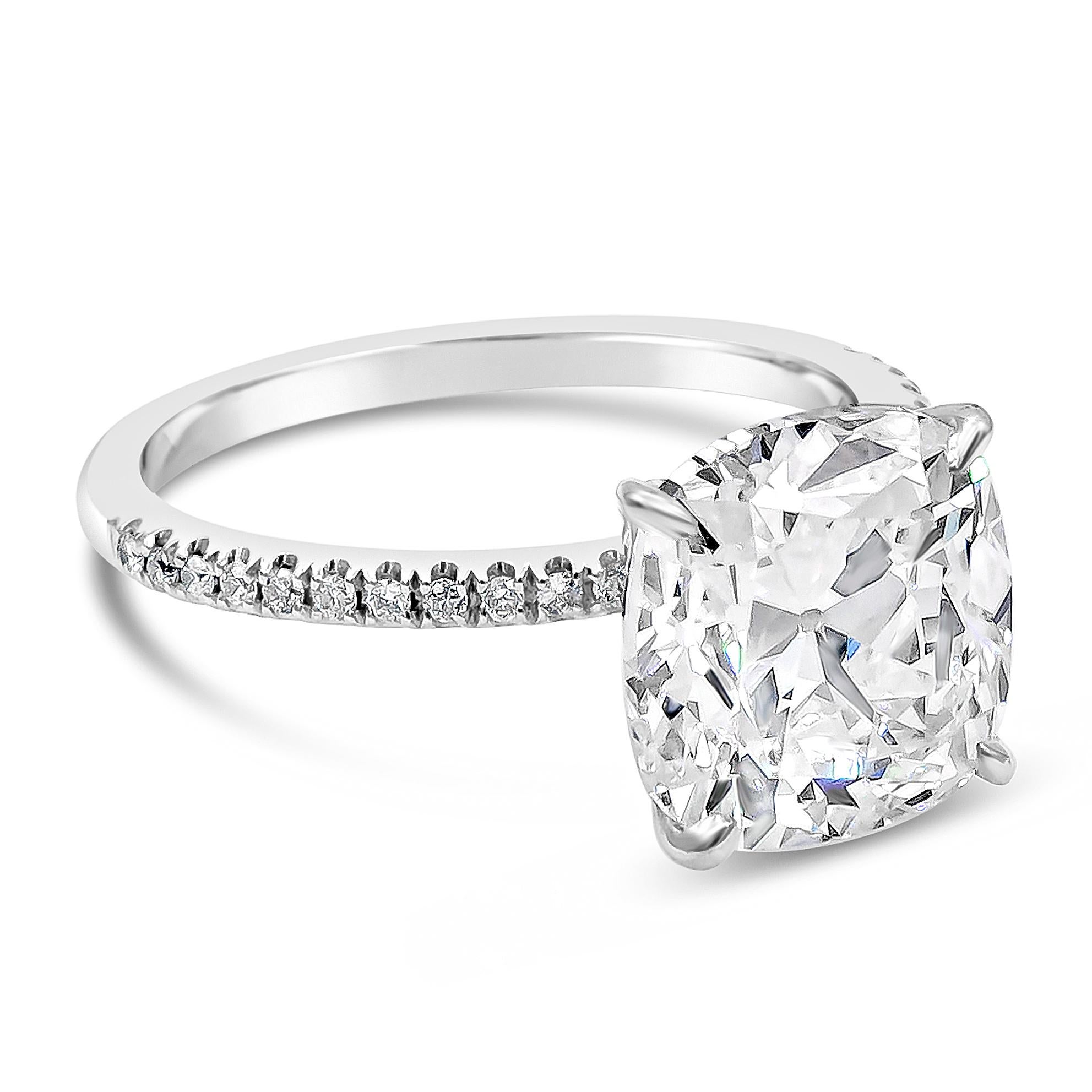 Une bague de fiançailles classique mettant en valeur un diamant central de 4,68 carats de taille coussin, certifié par GIA de couleur K et de pureté VS2. Serti dans un très fin anneau de platine rehaussé de diamants et finement réalisé en or blanc