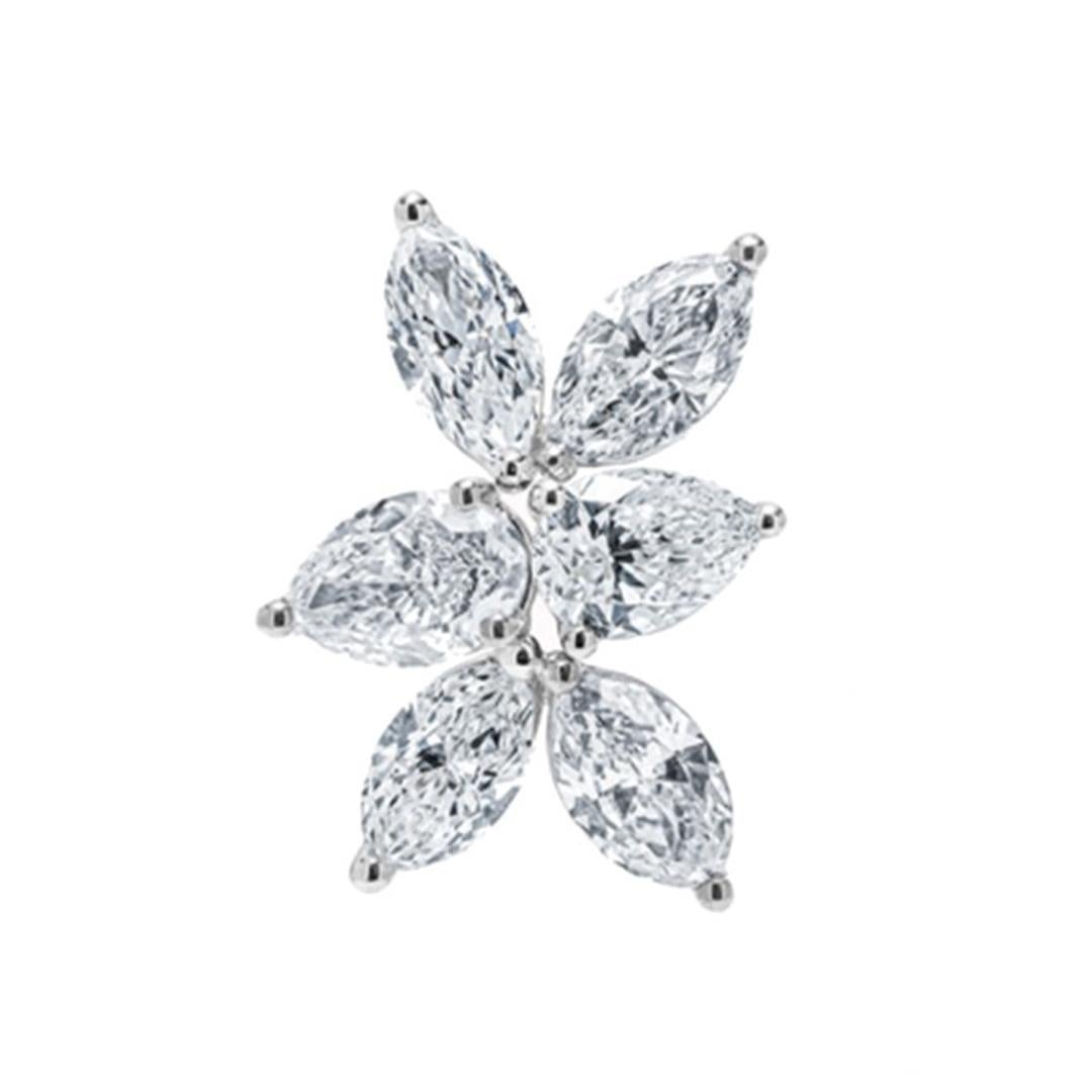 Une superbe paire de boucles d'oreilles, avec des diamants en forme de marquise et de poire pesant au total 4,71 carats. Finement réalisé en or blanc 18 carats. Parfait pour une tenue de soirée. 

Roman Malakov est une maison sur mesure, spécialisée