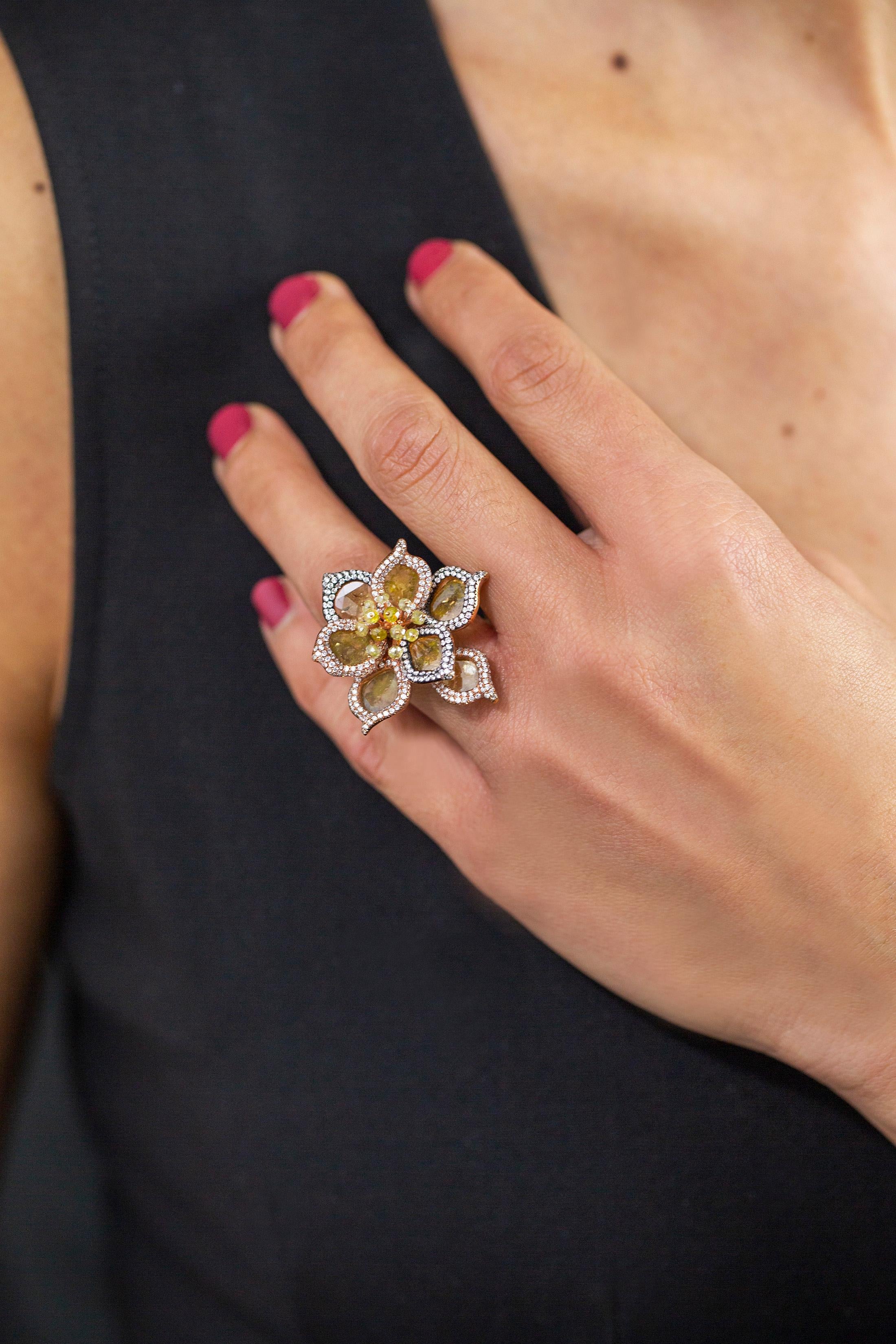 Roman Malakov 4.79 Carat Total Diamond Sliced Flower-Motif Fashion Ring For Sale 2
