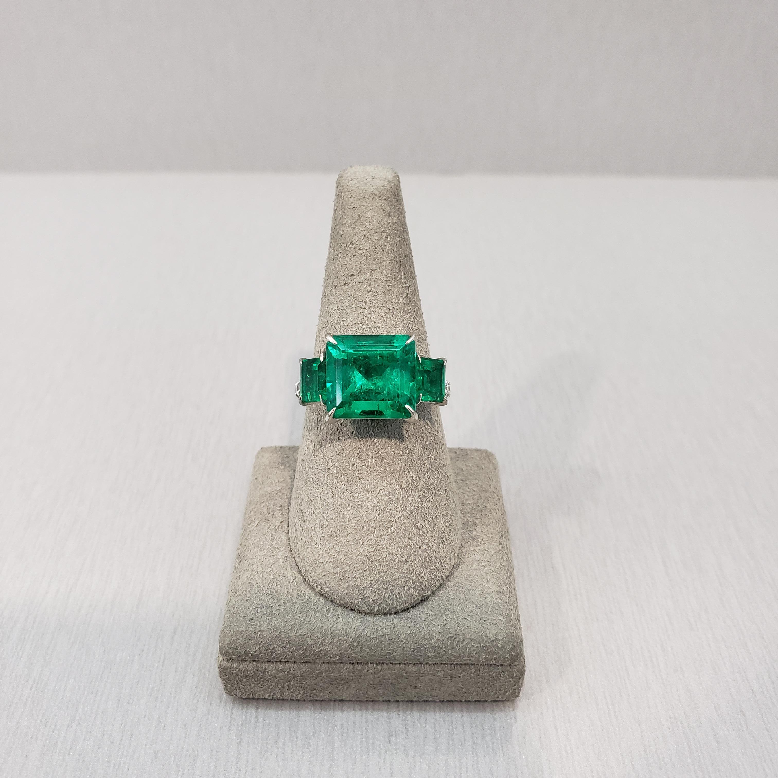4,82 Karat Smaragdschliff Kolumbianischer Smaragd & Diamant Dreistein Verlobungsring im Angebot 2