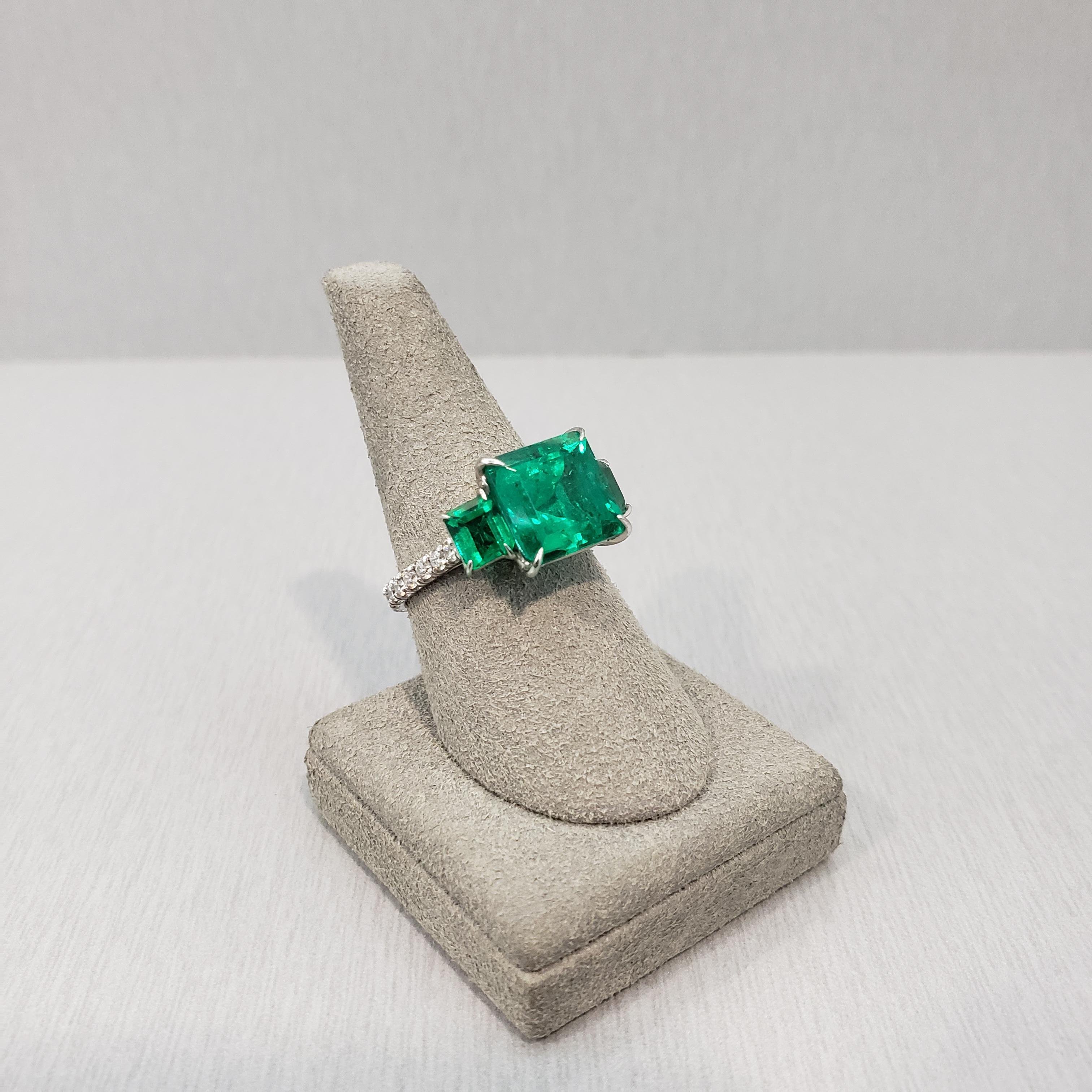 4,82 Karat Smaragdschliff Kolumbianischer Smaragd & Diamant Dreistein Verlobungsring im Angebot 3