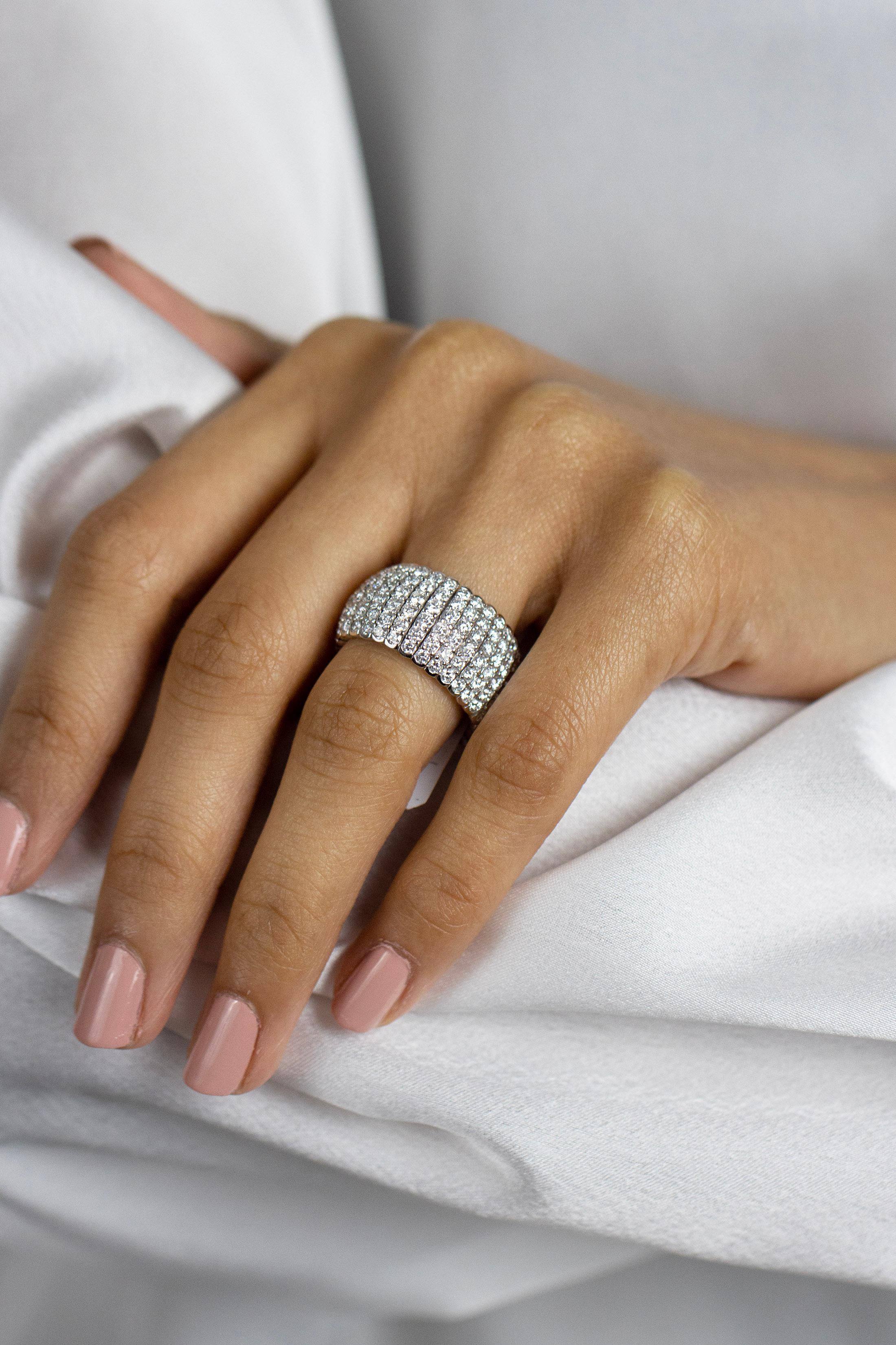 Taille ronde Roman Malakov Bague à la mode flexible pavé de diamants taille ronde de 4,92 carats au total en vente