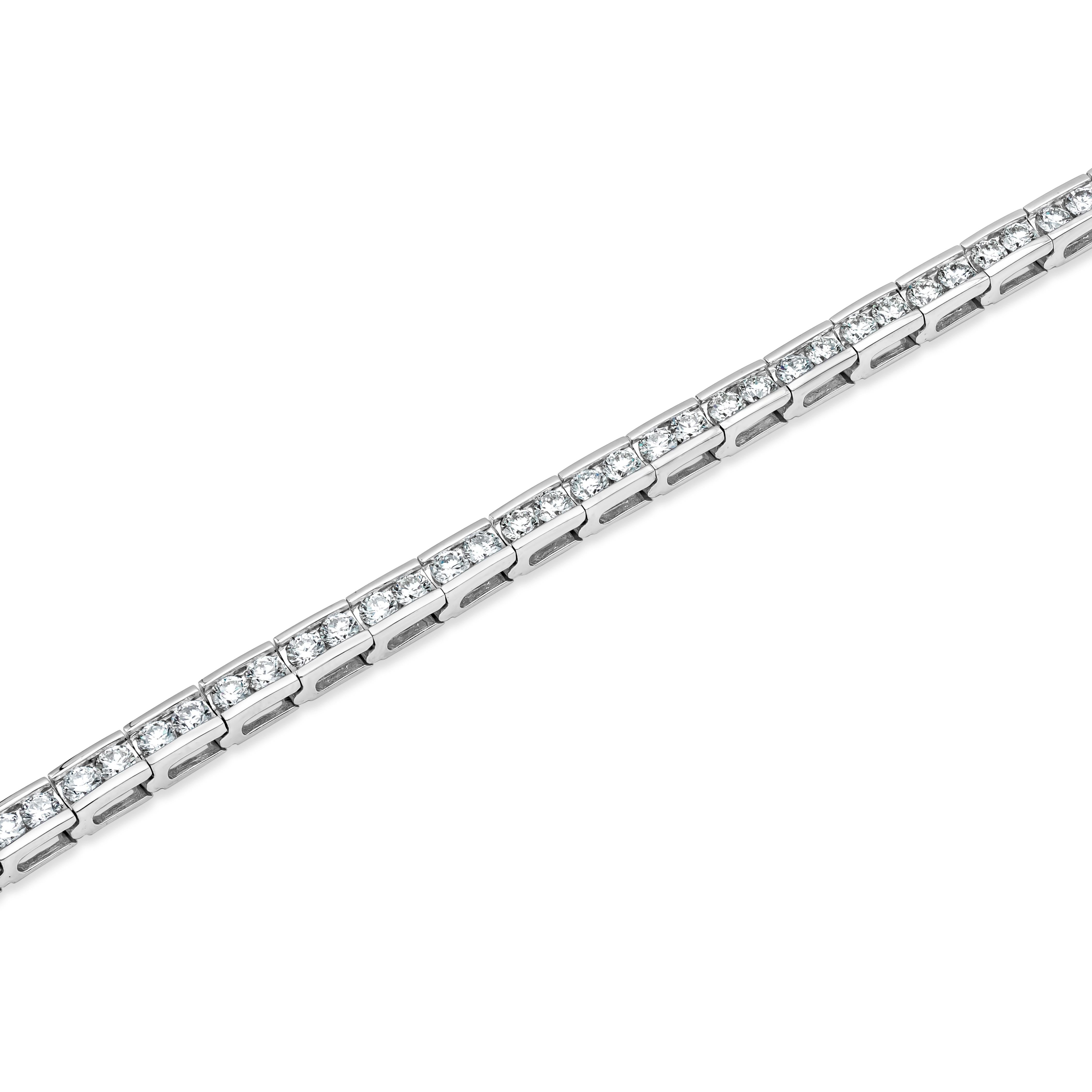 Tennisarmband mit 4,95 Karat rundem Brillanten im Brillantschliff und runden Diamanten in zwei Kanalfassungen (Rundschliff) im Angebot