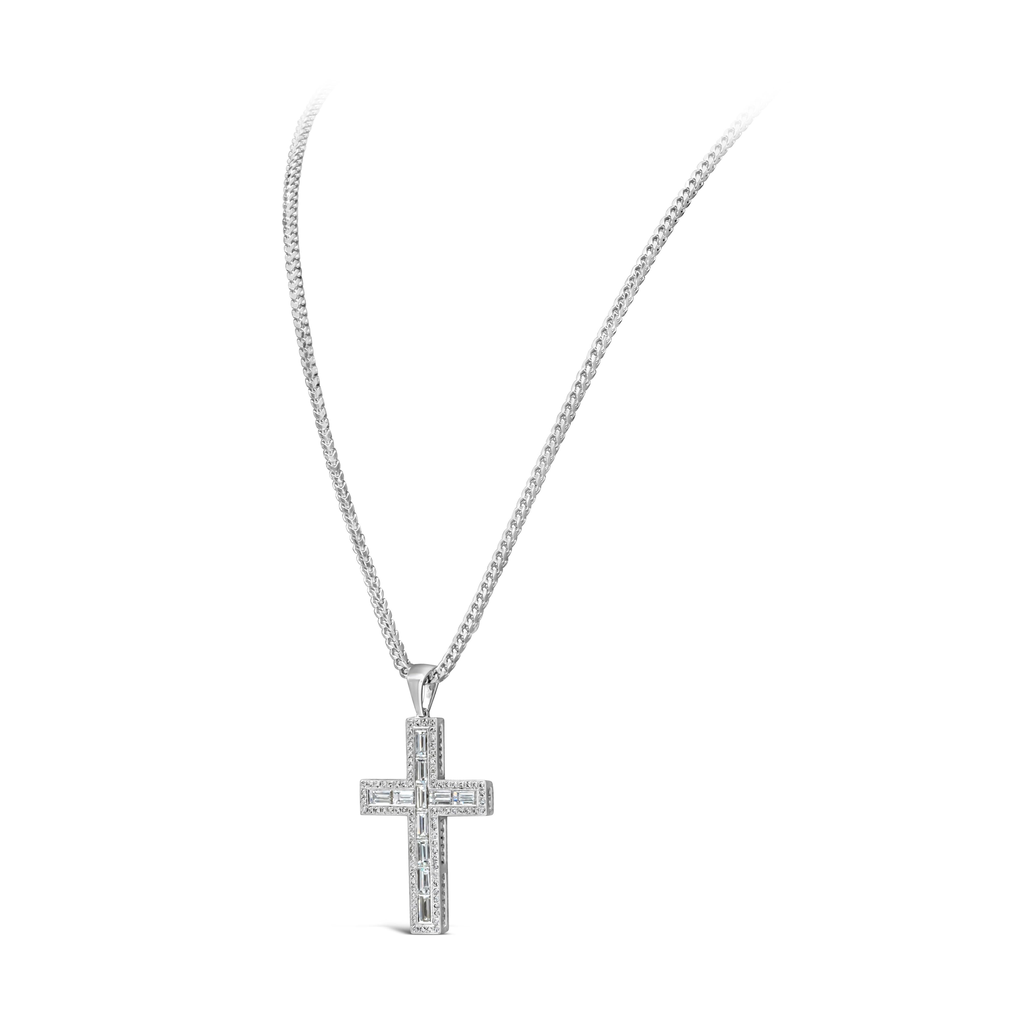 Contemporain Roman Malakov, collier pendentif croix en diamants baguettes et ronds de 4,99 carats pour hommes en vente