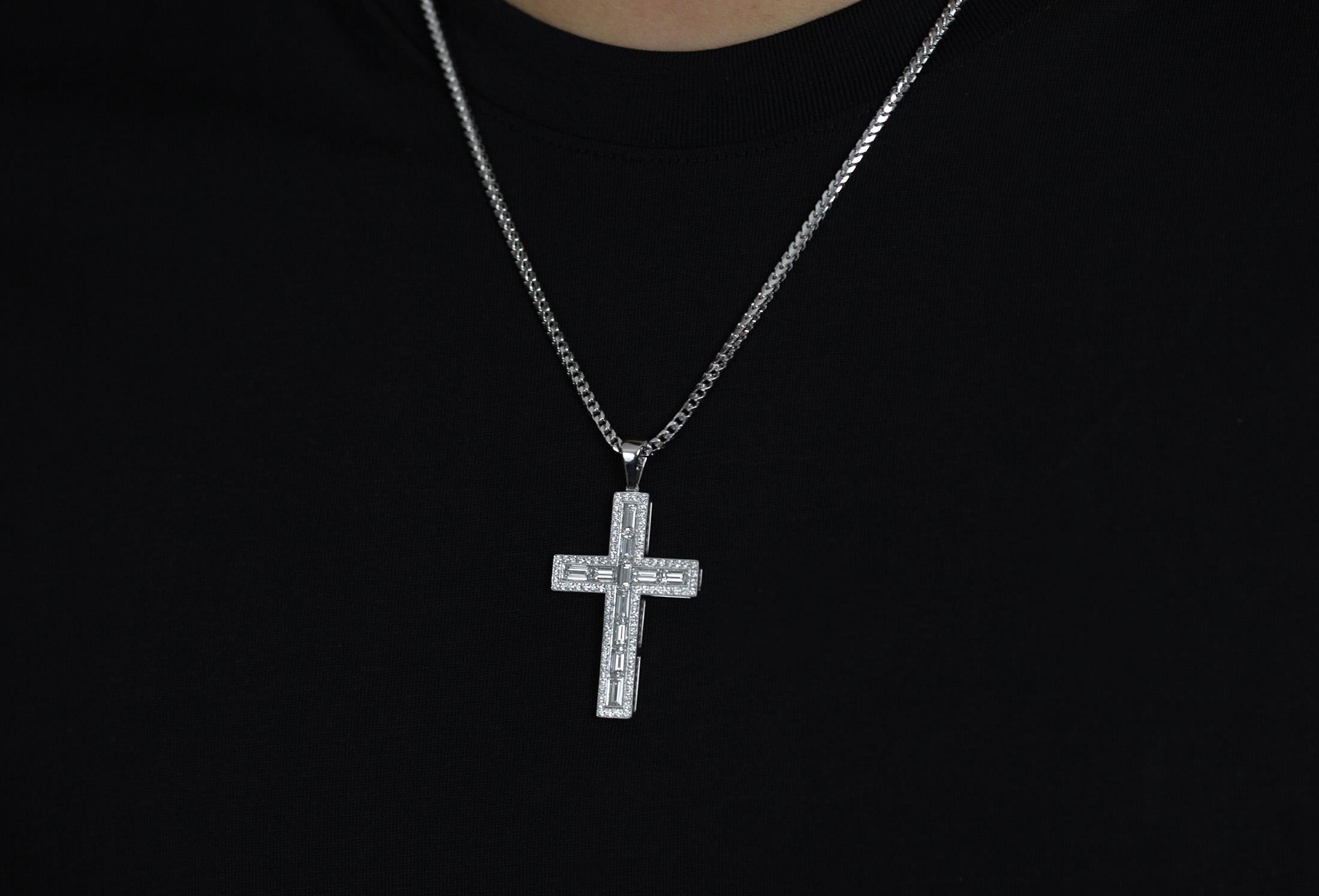 Roman Malakov 4.99 Carats Mens Baguette and Round Diamond Cross Pendant Necklace In New Condition For Sale In New York, NY